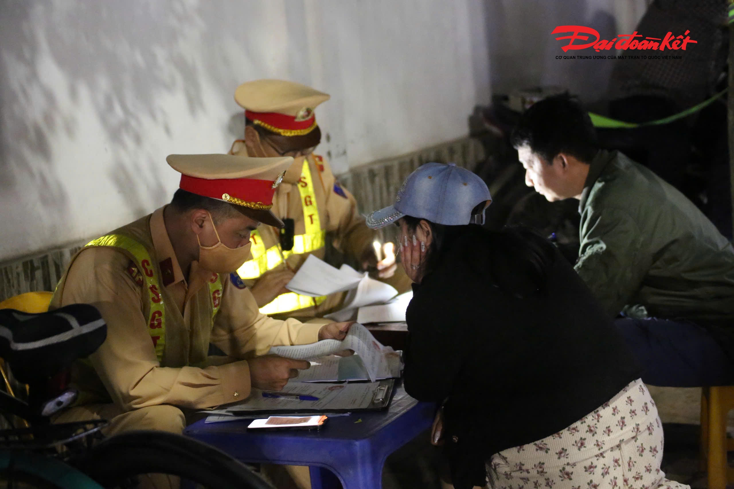 Trong ca công tác, lực lượng chức năng cũng phát hiện 6 trường hợp vi phạm, cá biệt có cả trường hợp nữ giới điều khiển xe máy điện vi phạm nồng độ cồn.