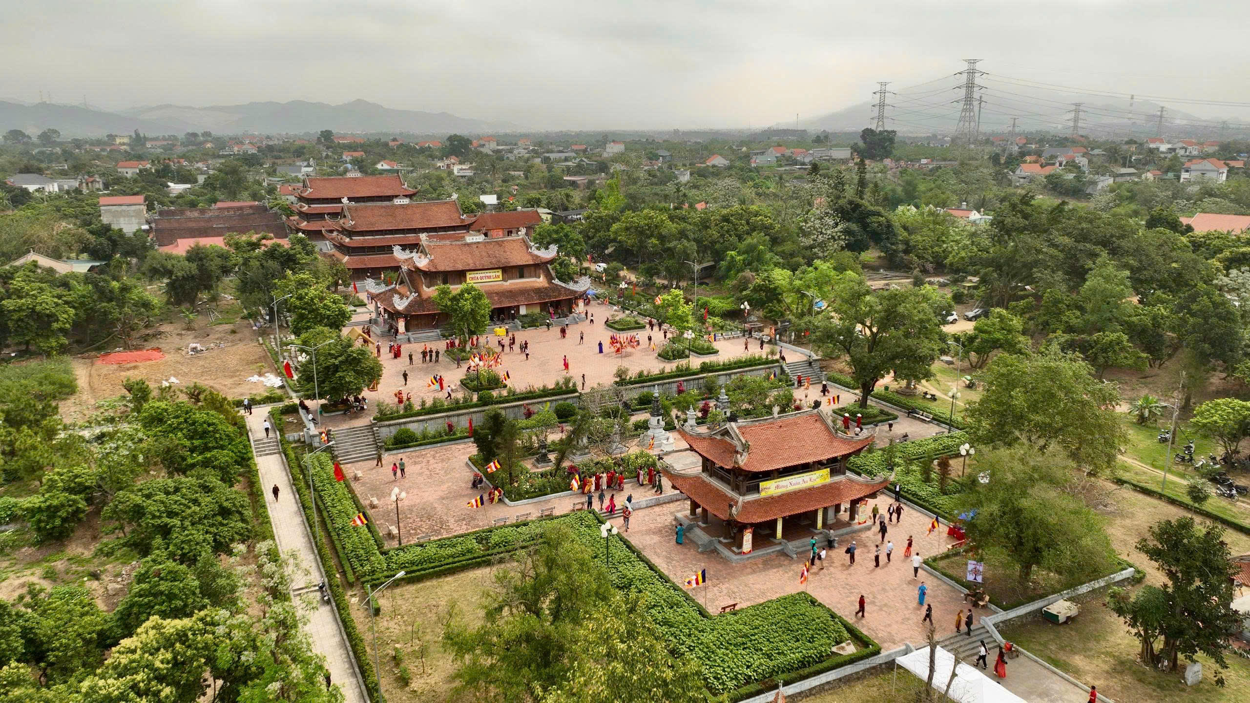 Chùa Quỳnh Lâm tọa lạc trên ngọn núi Tiên Du (thuộc phường Bình Khê, Quảng Ninh) là một trong những ngôi chùa nổi tiếng của Việt Nam. Nơi đây&nbsp;là một trong những trung tâm Phật giáo lớn của nước Đại Việt thời Trần, gắn liền với sự hình thành và phát triển của Thiền phái Trúc Lâm.