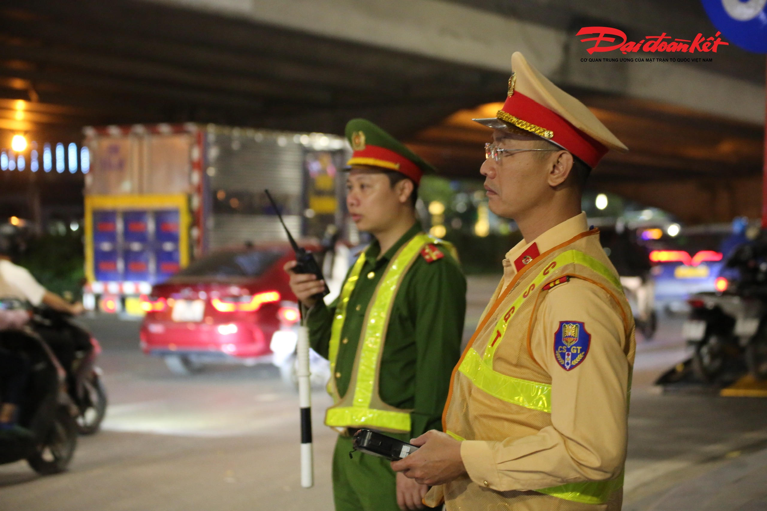 Tại khu vực nút giao Phạm Hùng – Tôn Thất Thuyết, Đội CSGT đường bộ số 6 phối hợp với Công an phường Cầu Giấy cũng triển khai kiểm tra nồng độ cồn. Chỉ trong hơn 1 giờ, lực lượng chức năng đã phát hiện 7 trường hợp điều khiển xe máy vi phạm.. 