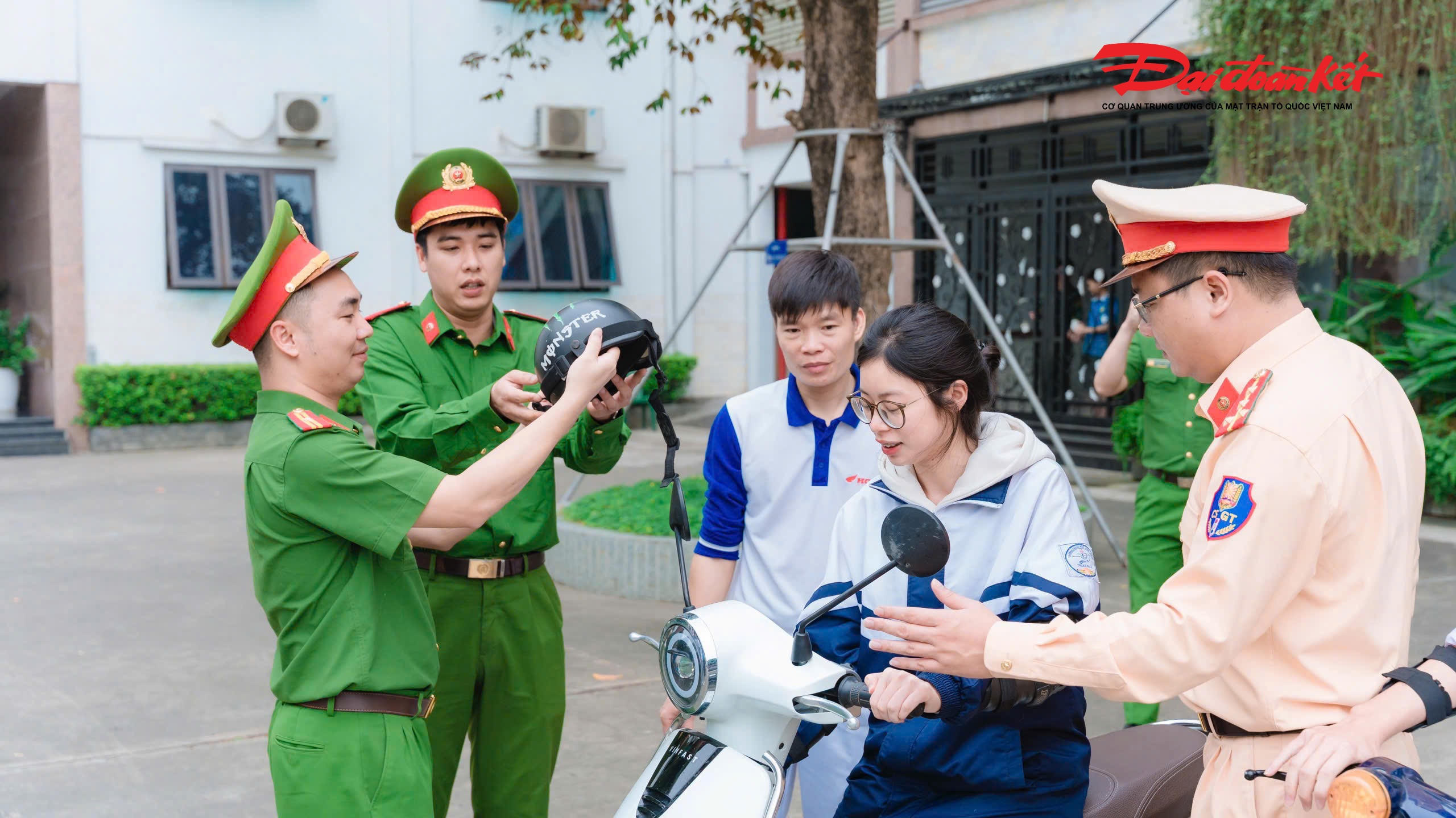 Dưới sự hướng dẫn của lực lượng CSGT học sinh được tiếp cận các kỹ năng điều khiển xe gắn máy an toàn như tư thế lái xe đúng, kiểm tra phương tiện trước khi di chuyển, kỹ năng quan sát và giữ khoảng cách an toàn, xử lý tình huống khi phanh gấp hoặc gặp chướng ngại vật, cũng như cách chuyển hướng, sang đường đúng quy định.