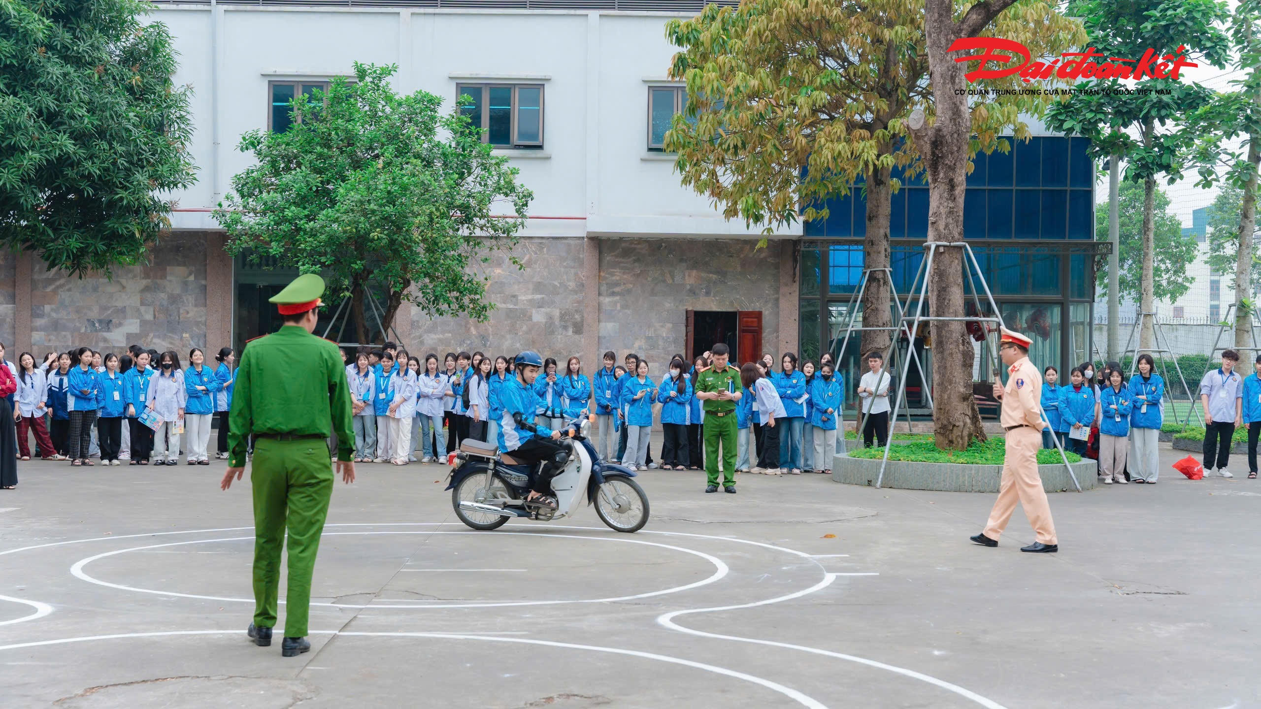 Hoạt động thực tế này giúp nâng cao khả năng phản xạ, xử lý tình huống và củng cố kiến thức đã được trang bị, từ đó hình thành thói quen tham gia giao thông an toàn.