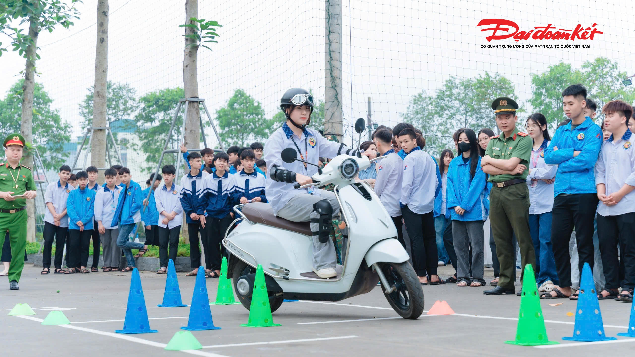 Đặc biệt, các em còn được trải nghiệm thực hành trên thiết bị mô phỏng và phương tiện thực tế với nhiều tình huống giả định.&nbsp;