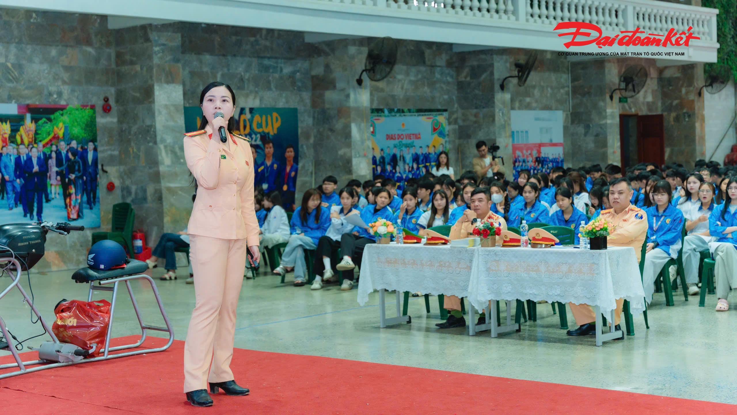 Đồng thời, học sinh cũng được cảnh báo về các hành vi vi phạm phổ biến như lạng lách, đánh võng, đi hàng ba, hàng bốn, sử dụng điện thoại khi lái xe – những nguyên nhân tiềm ẩn dẫn đến tai nạn giao thông nghiêm trọng và các hệ lụy pháp lý đi kèm.