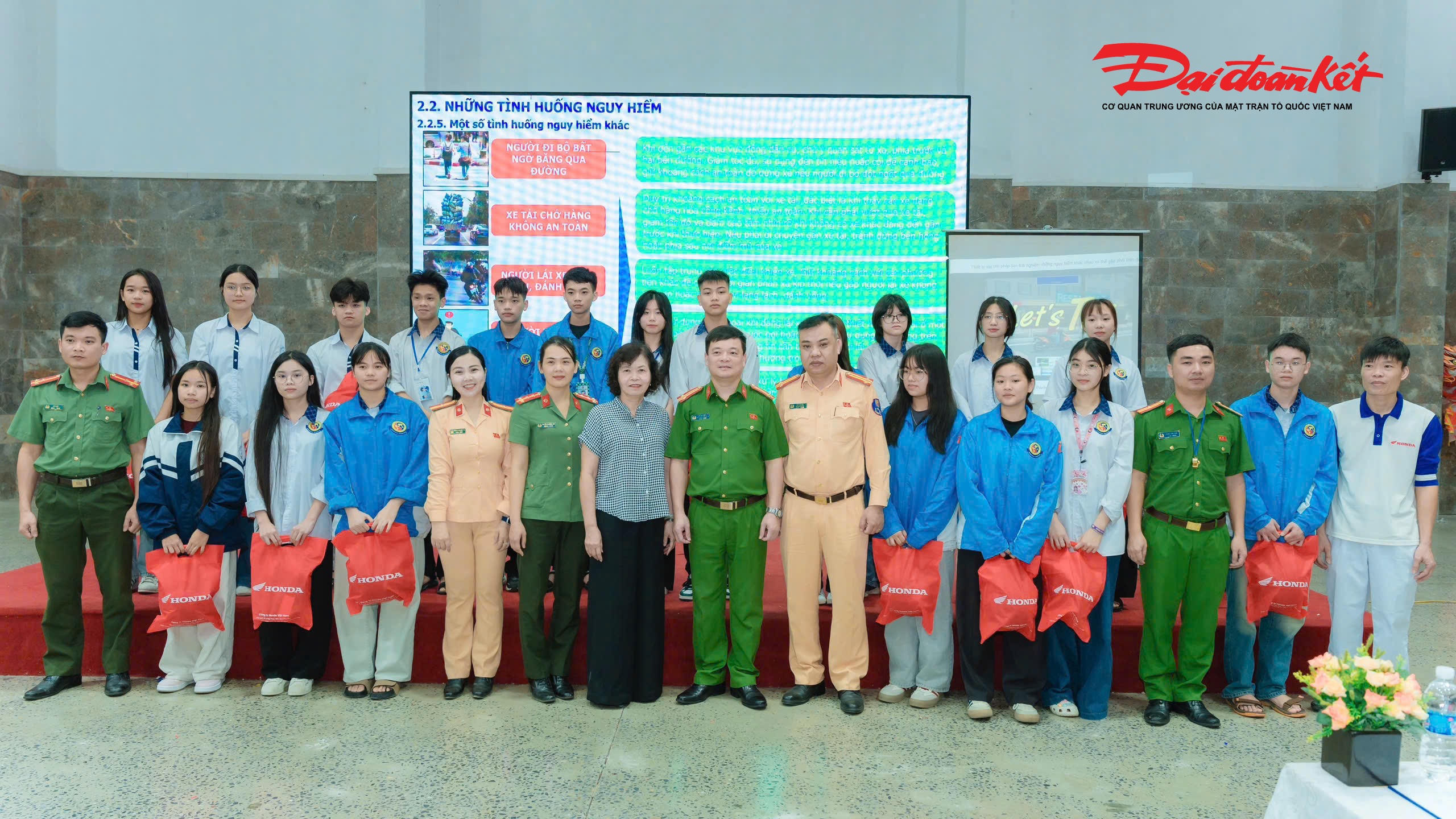 Phát biểu khai mạc, bà Nghiêm Thị Nguyệt Anh – Hiệu trưởng Trường THPT IVS nhấn mạnh, việc trang bị kiến thức pháp luật và kỹ năng tham gia giao thông an toàn cho học sinh là hết sức cần thiết. Đây không chỉ là nền tảng giúp các em tự bảo vệ bản thân mà còn góp phần hình thành ý thức tự giác chấp hành pháp luật ngay từ khi còn ngồi trên ghế nhà trường. Nhà trường sẽ tiếp tục phối hợp chặt chẽ với các lực lượng chức năng để duy trì, nhân rộng các hoạt động tuyên truyền, hướng tới xây dựng môi trường học đường an toàn.. 