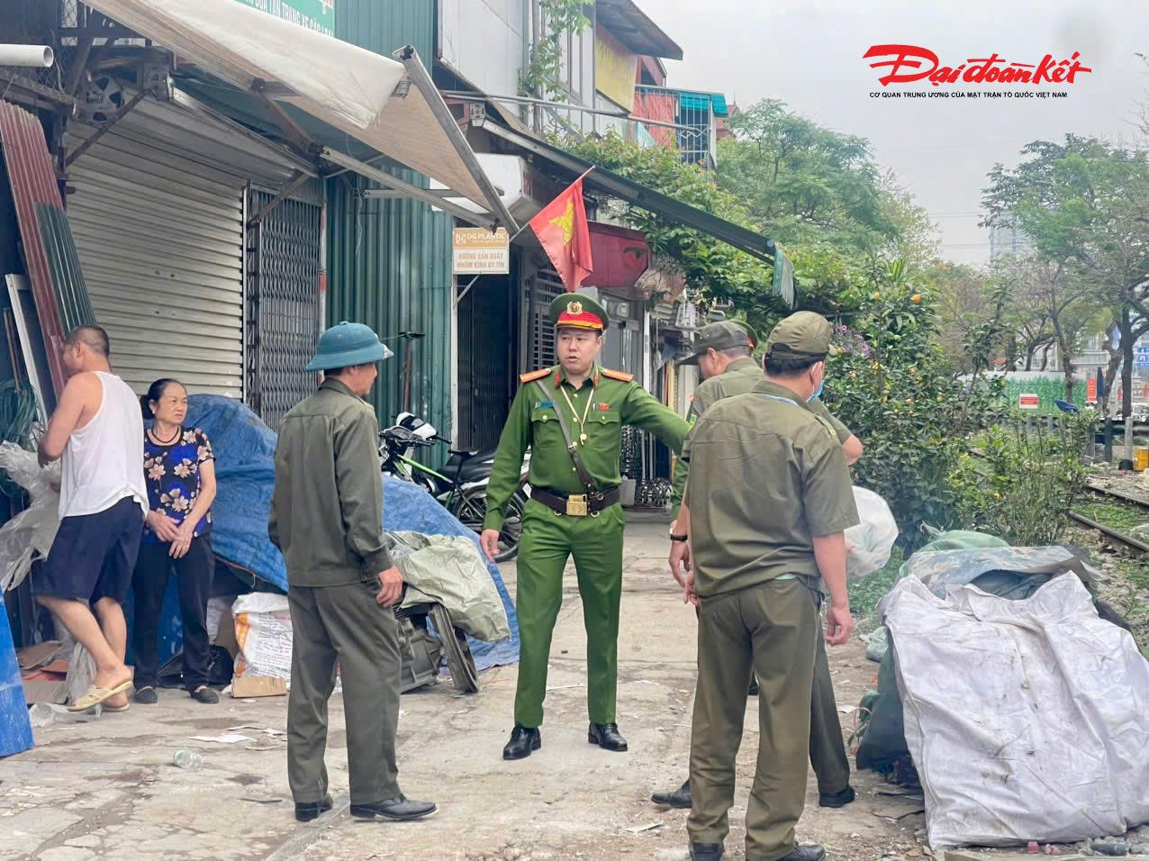 Lực lượng Công an và chính quyền cơ sở tăng cường tuyên truyền, đồng thời kiên quyết xử lý các hành vi vi phạm hành lang an toàn giao thông đường sắt, góp phần nâng cao ý thức chấp hành pháp luật của người dân.