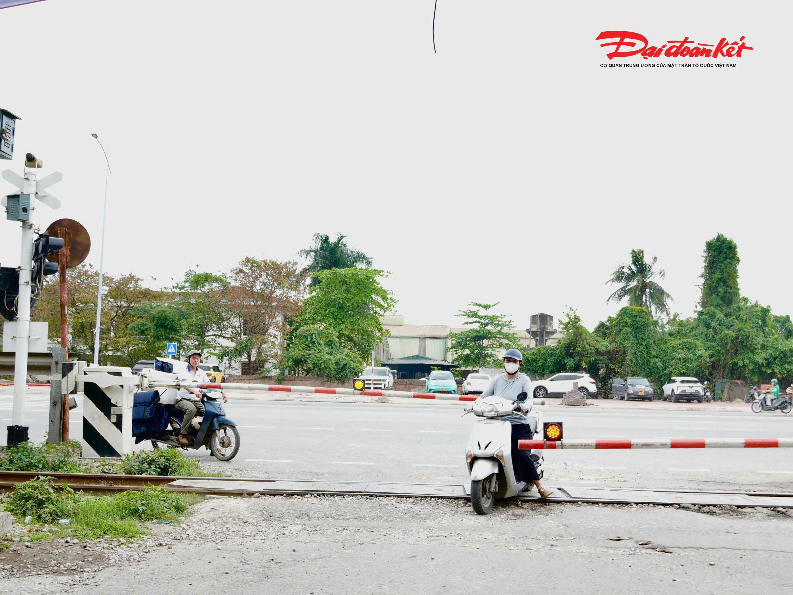 Thiếu tá Phùng Đức Hiếu, Đội CSGT đường bộ số 14 (Phòng CSGT Công an TP Hà Nội) cho biết, nhiều người dân còn tâm lý chủ quan. “Dù đèn đỏ đã bật, rào chắn đã hạ nhưng thấy chưa có tàu là cố tình đi. Đây là nguyên nhân dẫn đến các vụ tai nạn giao thông đường sắt trong thời gian qua”, Thiếu tá Hiếu nói.