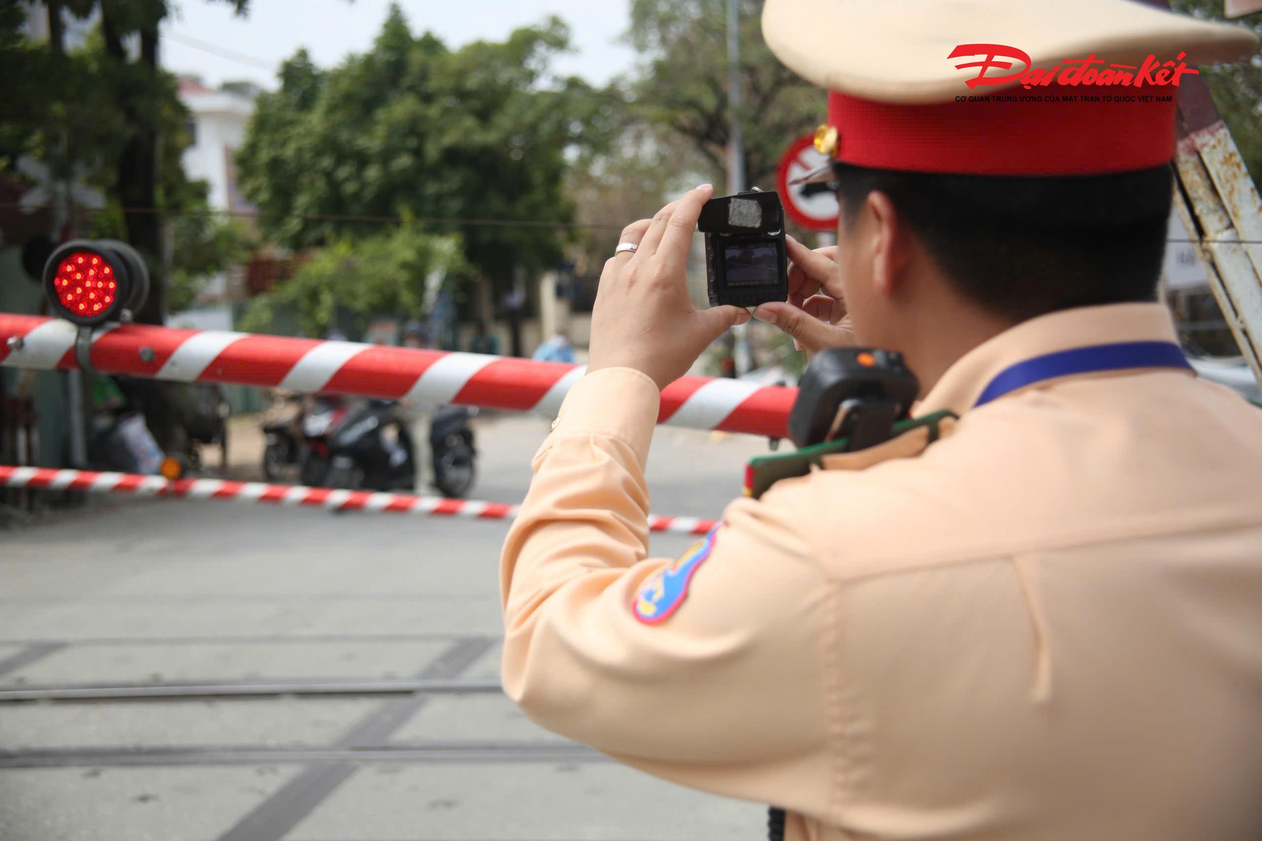 Trước thực trạng này, lực lượng chức năng đã tăng cường tuần tra, kiểm soát, xử lý nghiêm các hành vi vi phạm. Đồng thời khuyến cáo người dân cần chú ý quan sát, chấp hành nghiêm tín hiệu khi qua đường ngang, không vì vài phút vội vàng mà đánh đổi bằng những hậu quả khó lường.