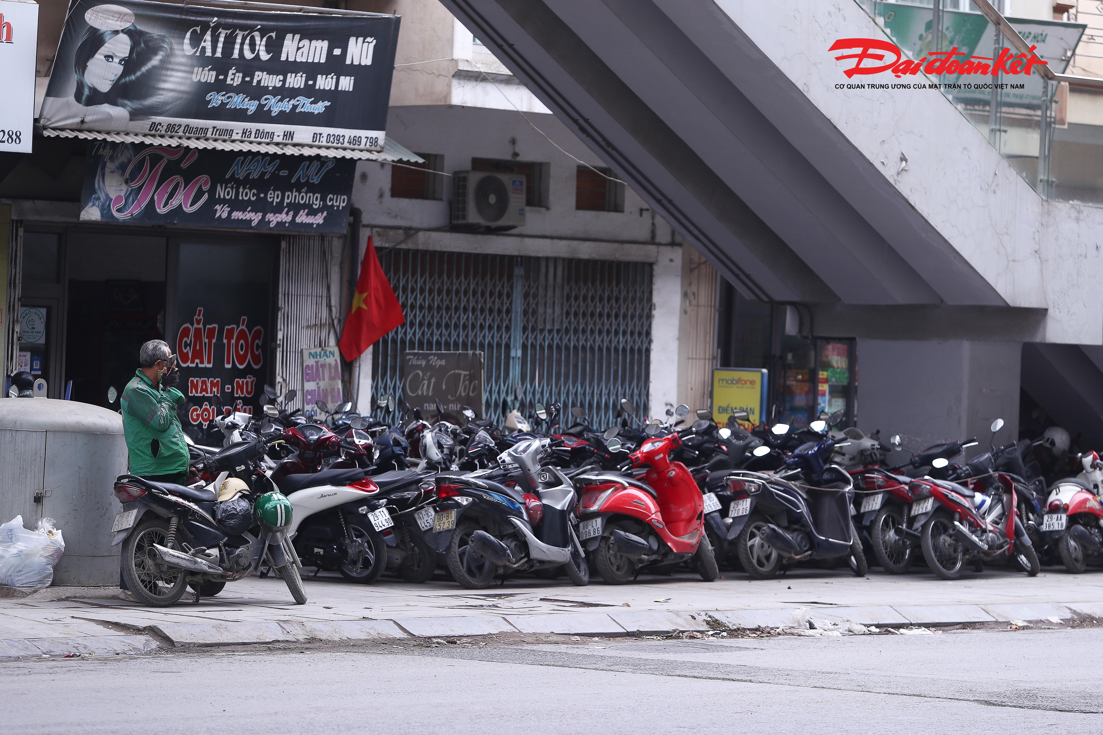 Điểm trông giữ xe máy không phép hoạt động nhộn nhịp, phương tiện để tràn lan trên vỉa hè dưới chân ga, gây bức xúc dư luận và làm gia tăng sự nhếch nhác cho tuyến tàu điện Cát Linh - Hà Đông. (Trên ảnh khu vực trước cửa nhà số 862 Quang Trung).