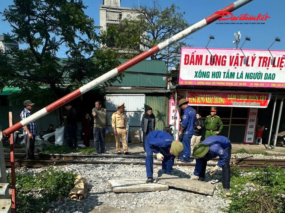 Đáng chú ý, từ đầu tháng 3/2026 đến nay, Đội CSGT đường bộ số 14 đã phối hợp với Công ty CP Đường sắt Hà Hải, Đội CSGT đường sắt số 1 (Phòng 6, Cục CSGT), Công an phường Hoàng Liệt, UBND phường Hoàng Liệt cùng các đơn vị liên quan tổ chức rào kín, thu hẹp và xóa bỏ 16 lối đi tự mở trên tuyến đường sắt Hà Nội – TP HCM.