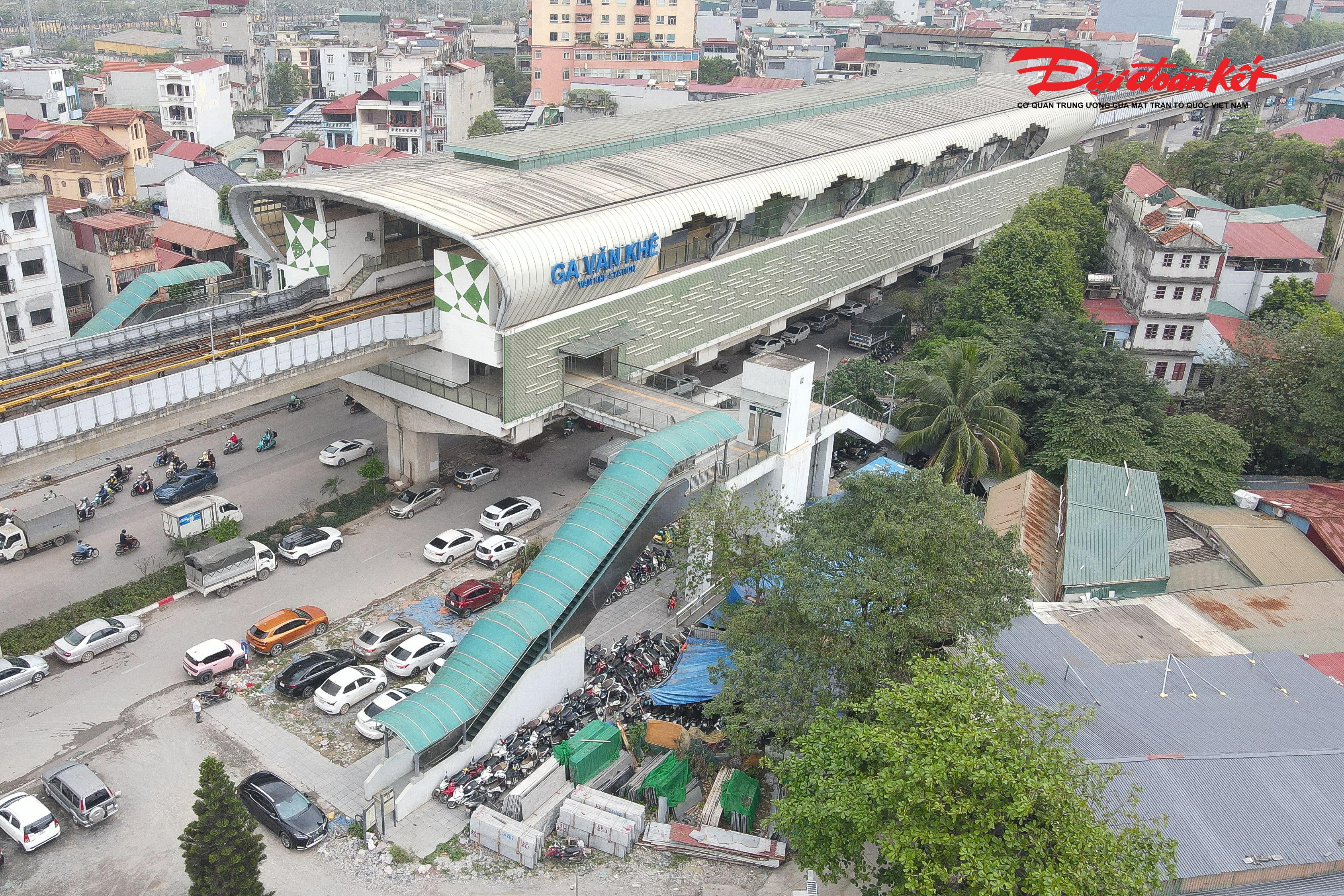 Theo ghi nhận của PV Báo Đại đoàn kết, tại nhiều nhà ga tuyến&nbsp;2A Cát Linh – Hà Đông  không khó để bắt gặp các bãi trông giữ xe máy, xe đạp tự phát mọc lên dọc vỉa hè, dưới gầm cầu vượt hoặc các khu đất trống gần lối lên xuống nhà ga. Nhiều điểm không có giấy phép, không niêm yết giá, thu phí cao hơn quy định, tiềm ẩn nguy cơ mất an toàn tài sản cho người dân.