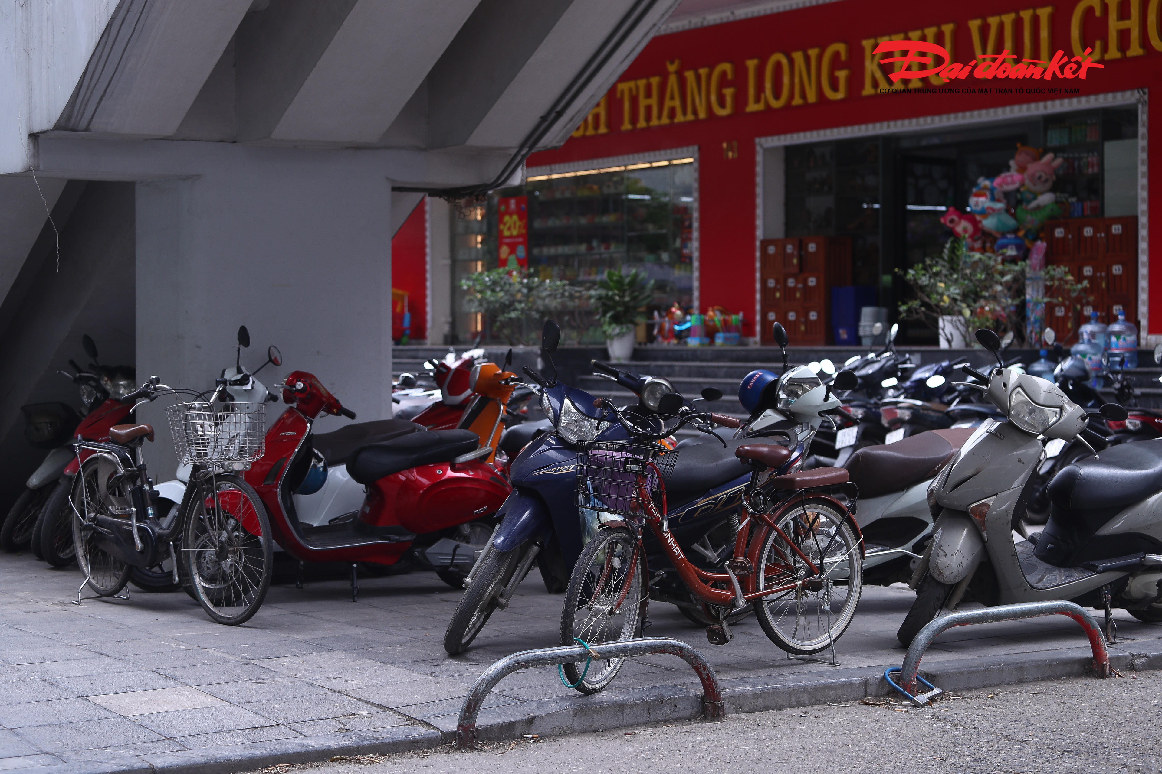 Cùng với đó, các đơn vị cần xây dựng phương án tổ chức, sắp xếp lại các điểm trông giữ xe hợp pháp theo hướng khoa học, thuận tiện cho người dân tiếp cận nhà ga, đồng thời không gây ảnh hưởng đến trật tự an toàn giao thông và vệ sinh môi trường.