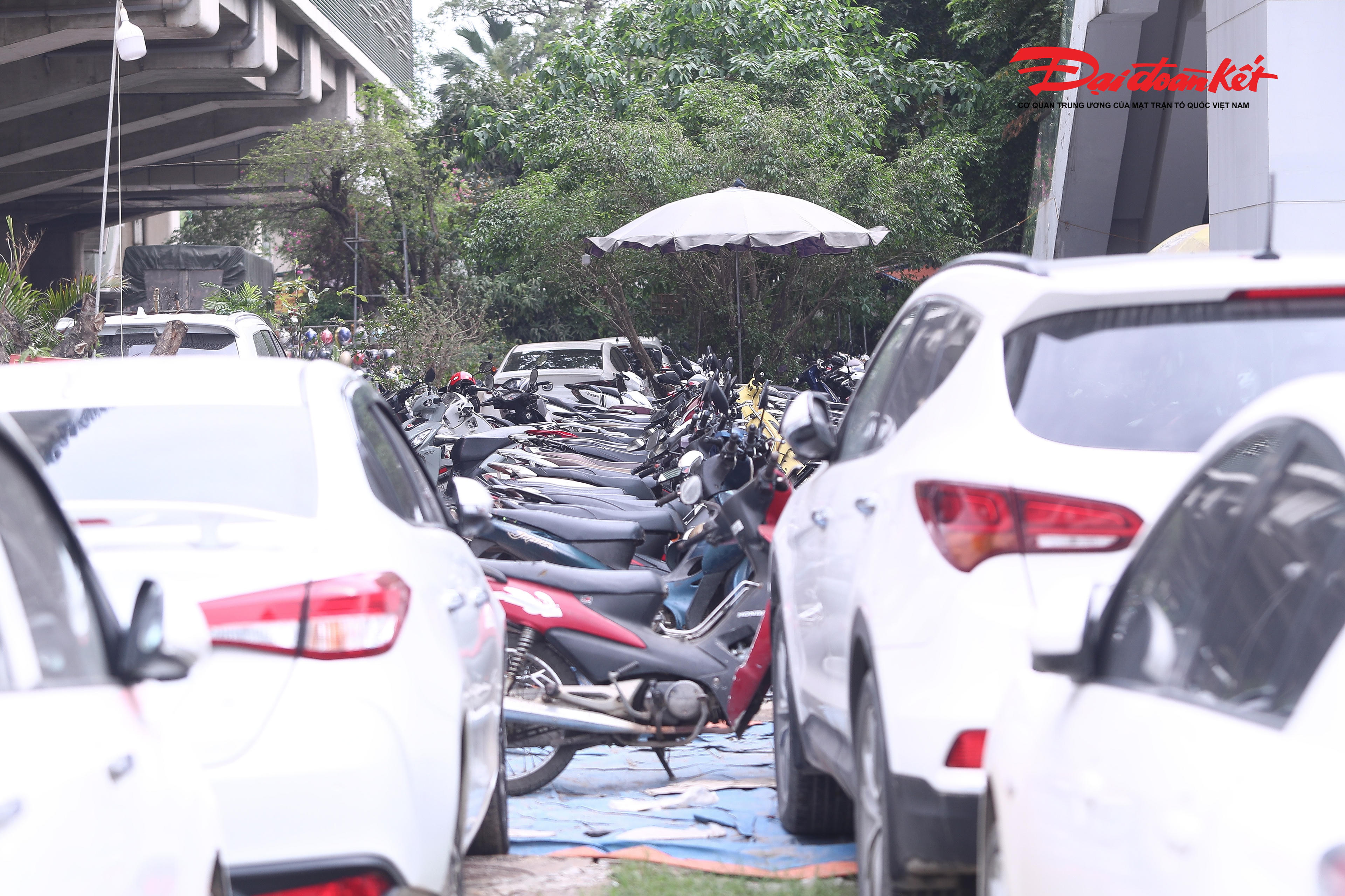 Trước thực tế trên, Trung tâm Quản lý và Điều hành Giao thông TP Hà Nội đề nghị Công ty TNHH MTV Đường sắt Hà Nội phối hợp với chính quyền địa phương và các lực lượng chức năng tổ chức kiểm tra, rà soát toàn bộ các điểm trông giữ xe quanh khu vực nhà ga. Trọng tâm là phát hiện và xử lý dứt điểm các bãi xe không phép, hoạt động sai quy định.