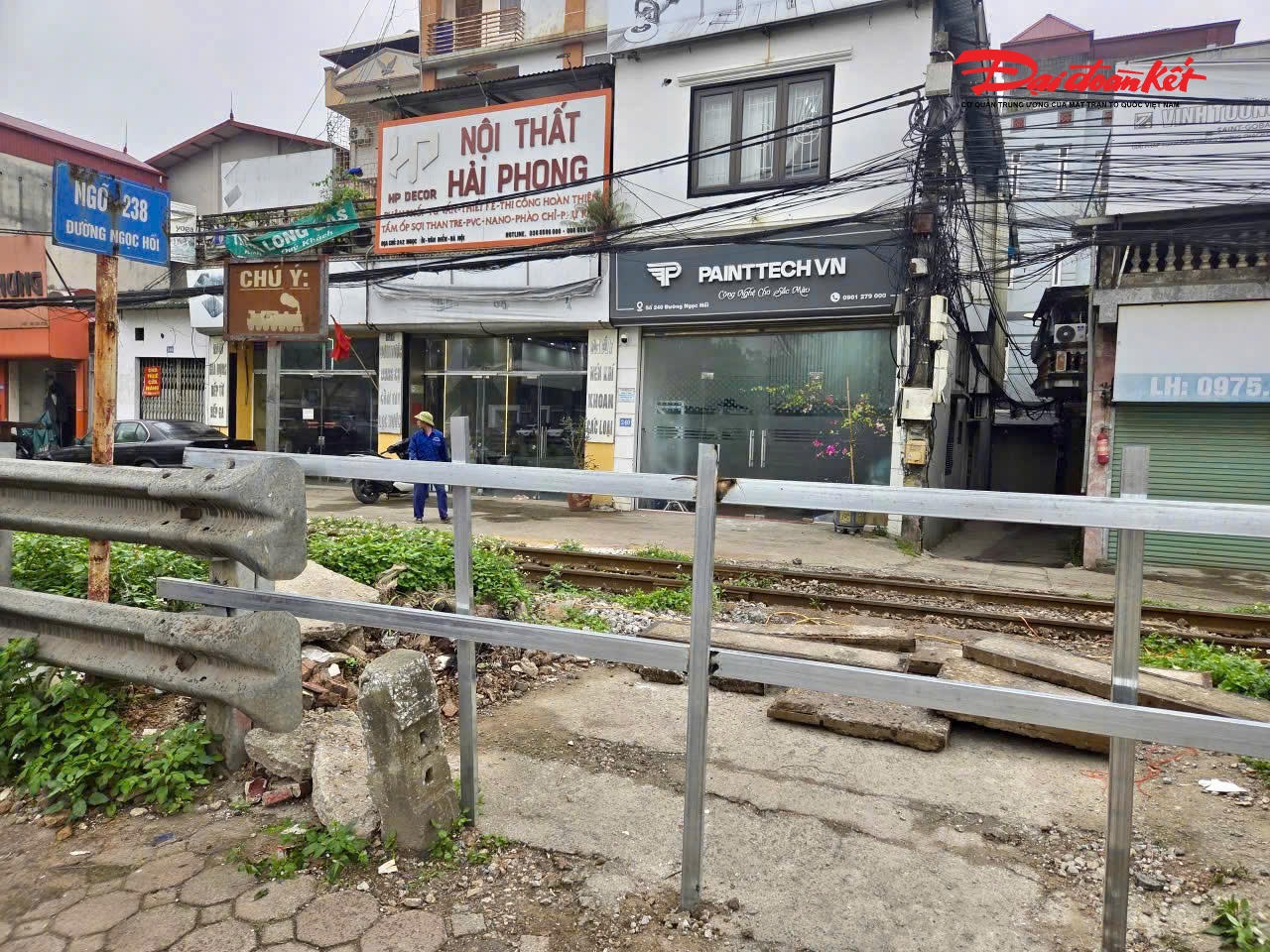 Cụ thể, các lực lượng đã tiến hành rào đóng kín, xóa bỏ các lối đi tự mở tại các vị trí như Km7+384, Km7+437, Km7+450, Km7+604, Km7+625… đồng thời đưa các vị trí này ra khỏi danh mục quản lý lối đi tự mở trên địa bàn. Bên cạnh đó, một số điểm còn được thu hẹp lối đi, hàn kín các vị trí thiếu tôn chắn sóng nhằm ngăn ngừa việc tái hình thành lối mở trái phép.