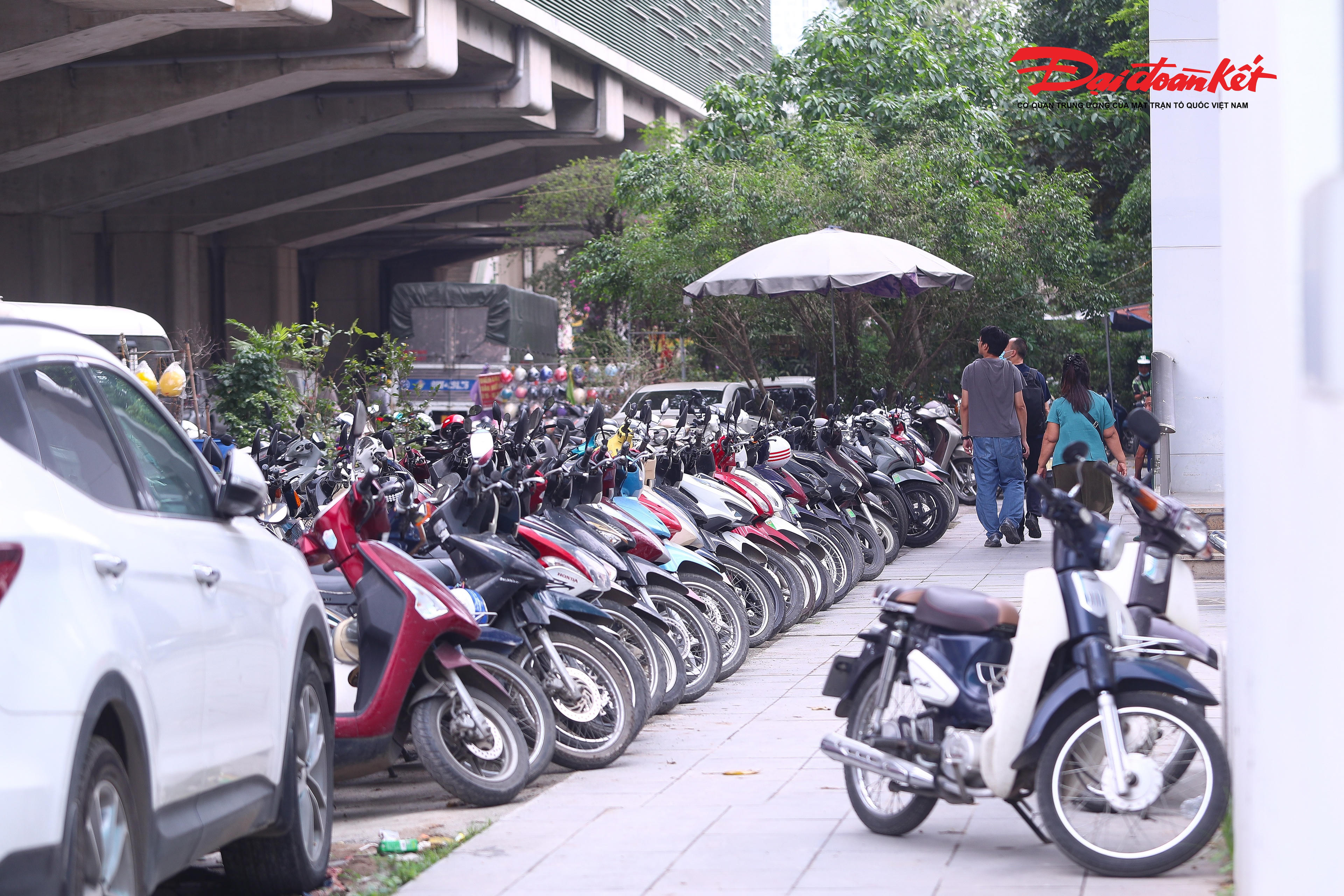 Trung tâm Quản lý và Điều hành Giao thông thành phố Hà Nội cho biết, tại nhiều khu vực dưới chân tuyến đường sắt đô thị, các bãi trông giữ xe tự phát mọc lên tràn lan, chiếm dụng lòng đường, vỉa hè, gây cản trở giao thông và làm xấu mỹ quan đô thị. Tình trạng này diễn ra trong thời gian dài nhưng chưa được xử lý triệt để.