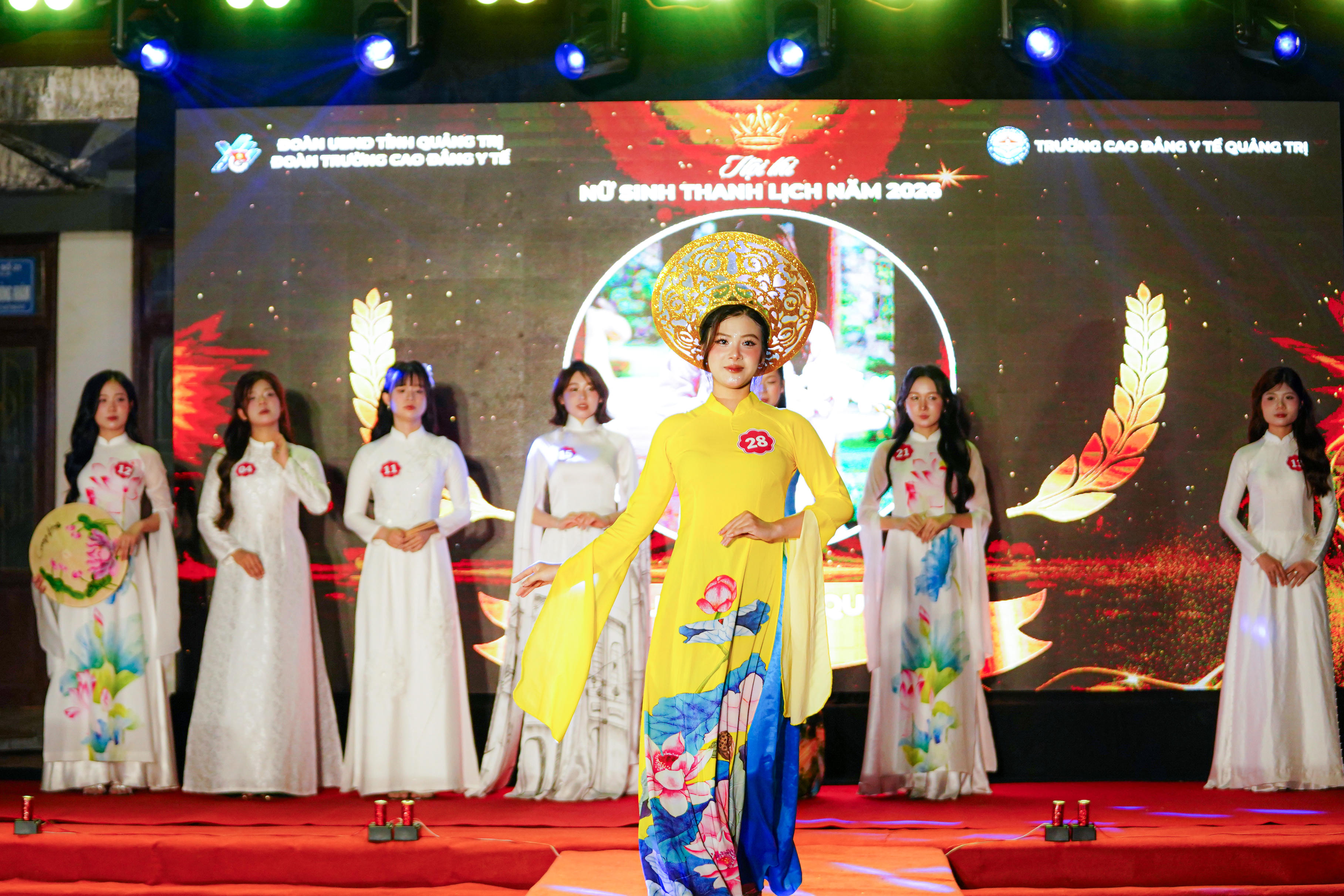 Phần thi trình diễn áo dài được các thí sinh thể hiện với phong thái duyên dáng. Ảnh: Cẩm Kỳ