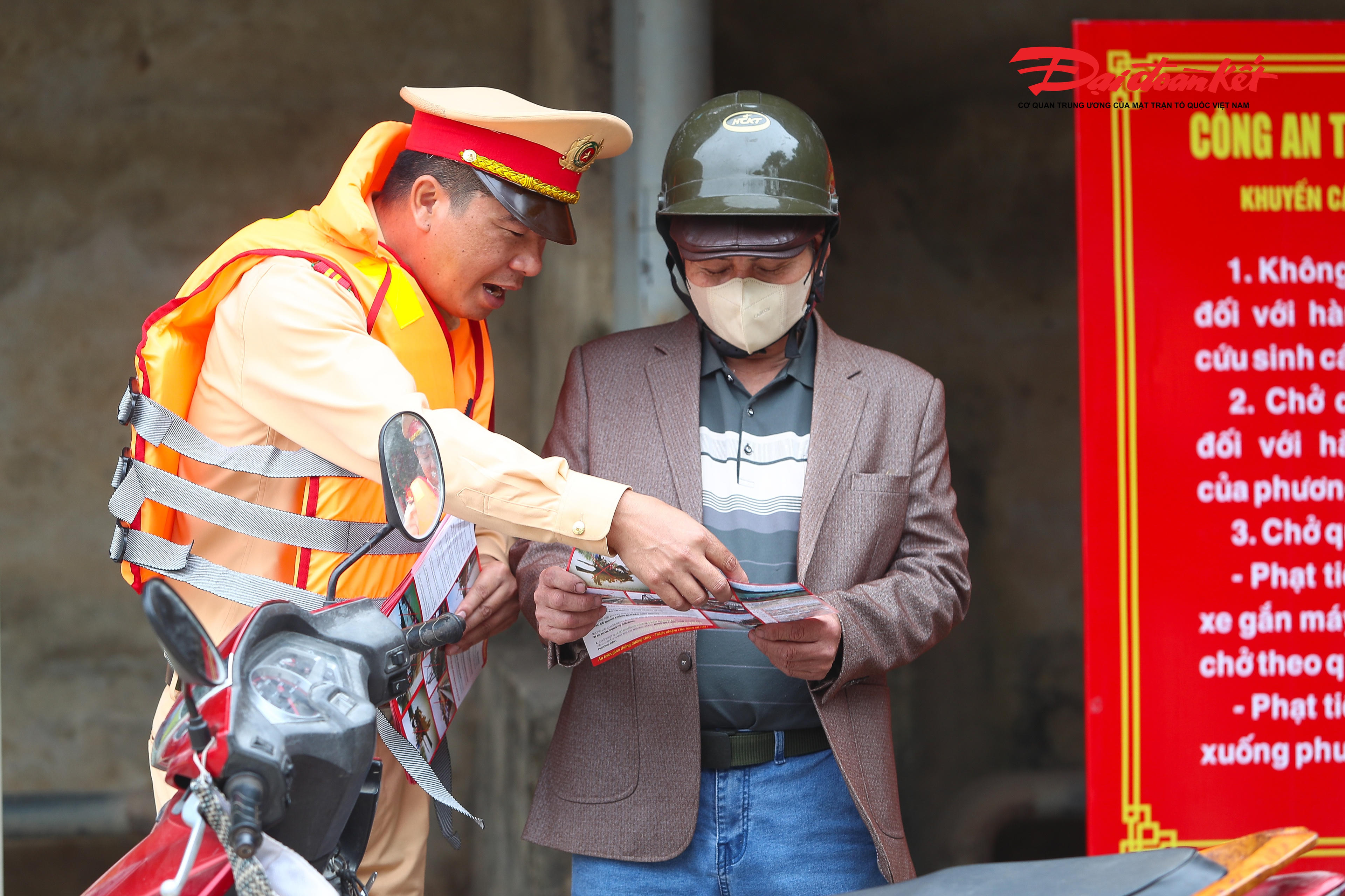 Lực lượng chức năng phát tờ rơi tuyên truyền, hướng dẫn hành khách chấp hành các quy định về an toàn giao thông đường thủy nội địa.