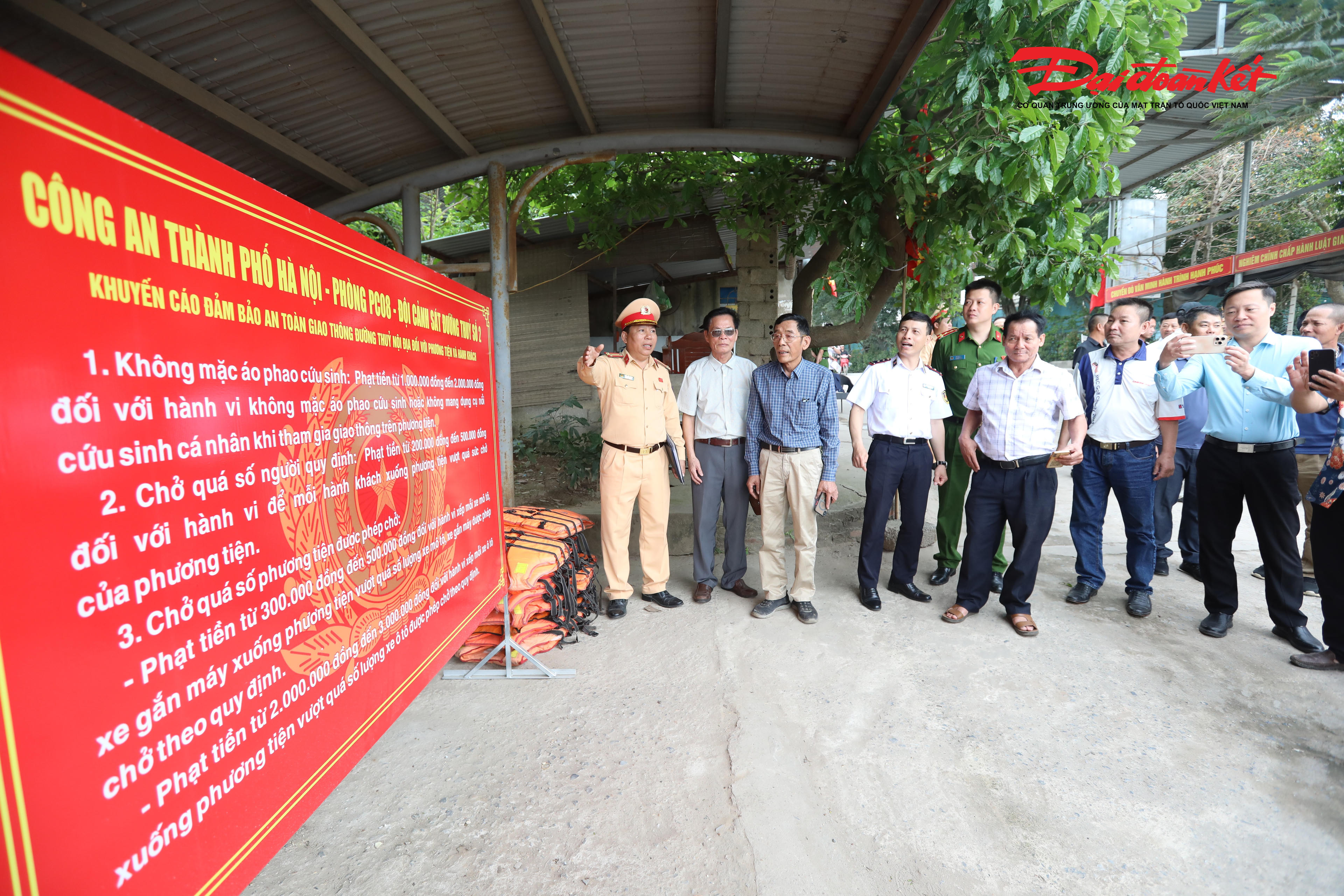 Ghi nhận tại bến khách Đại Lộ, mô hình “Bến khách 3 nhất: an toàn – văn minh – thông suốt” được triển khai đồng bộ với nhiều giải pháp cụ thể. Khu vực bến được sắp xếp gọn gàng, sạch sẽ; lối lên, xuống phương tiện được bố trí hợp lý, bảo đảm an toàn và thuận tiện cho người dân.