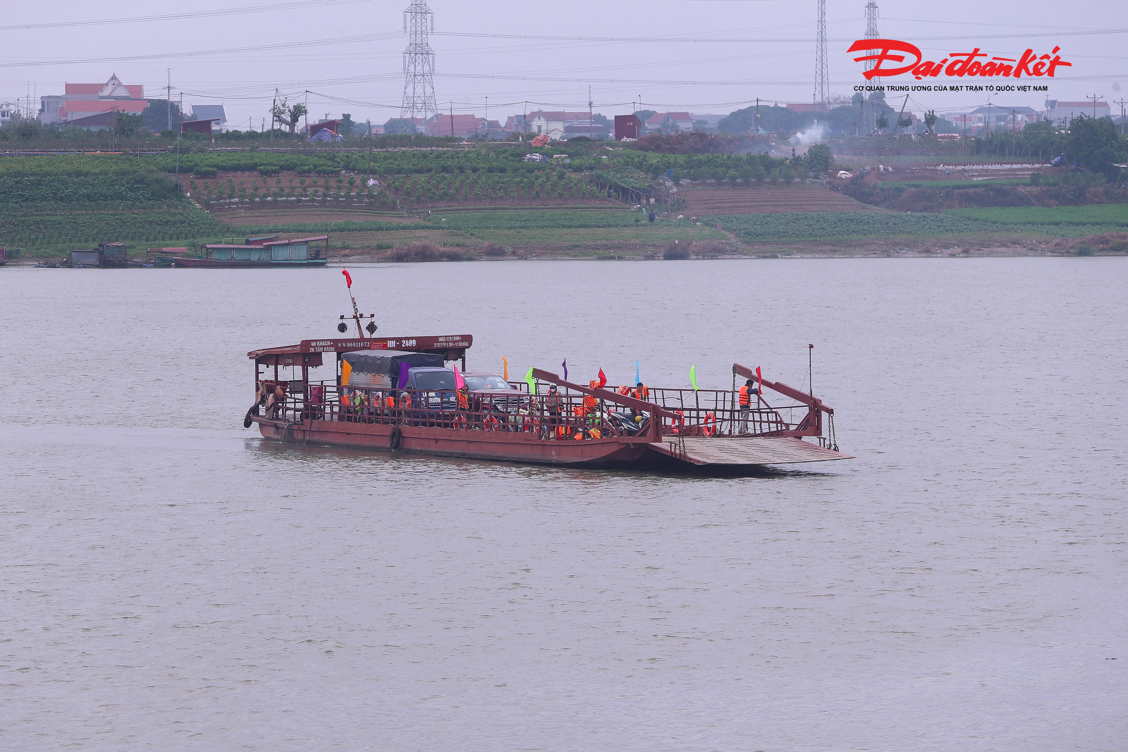 Theo Trung tá Công, đối với chủ bến, bắt buộc phải có đầy đủ giấy phép hoạt động, nội quy bến, niêm yết giá vé và các bảng tuyên truyền an toàn. Phương tiện phải bảo đảm điều kiện kỹ thuật, chở đúng số người quy định.

Người lái phương tiện phải có đầy đủ bằng cấp, chứng chỉ chuyên môn, kiểm tra kỹ tình trạng an toàn trước khi rời bến. Hành khách khi tham gia giao thông cần chấp hành quy định, mặc áo phao, giữ gìn trật tự và không xả rác xuống sông.

Chỉ khi tất cả các điều kiện này được đáp ứng, phương tiện mới được phép xuất bến, nhằm bảo đảm an toàn cho toàn bộ hành trình.