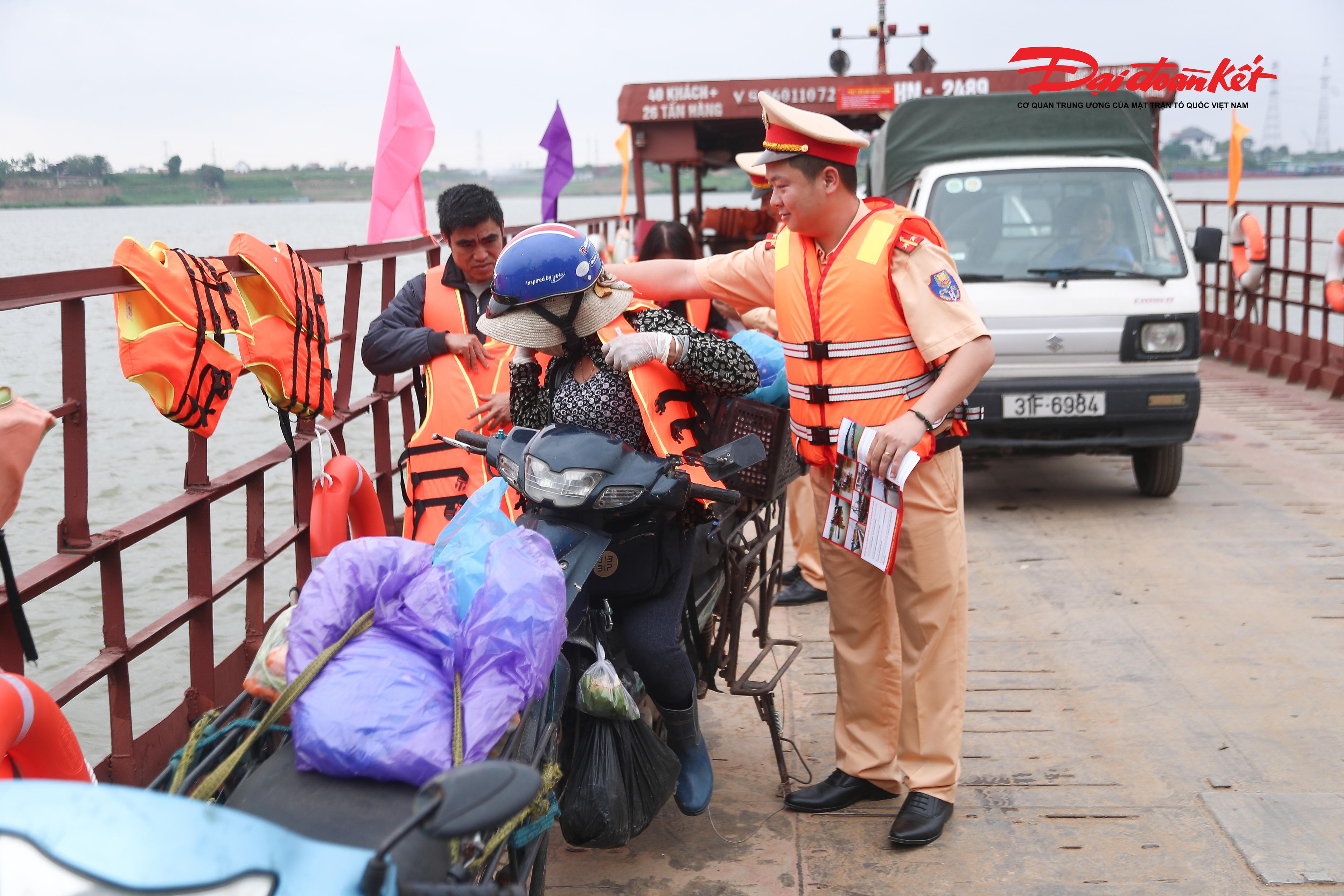 Trong quá trình hoạt động, lực lượng Cảnh sát giao thông đường thủy phối hợp với Công an xã Hồng Vân và Ban quản lý bến khách duy trì công tác hướng dẫn, kiểm tra điều kiện an toàn đối với phương tiện và hành khách. Người dân khi qua đò đều được yêu cầu mặc áo phao, sử dụng dụng cụ nổi đúng quy định trước khi phương tiện rời bến.