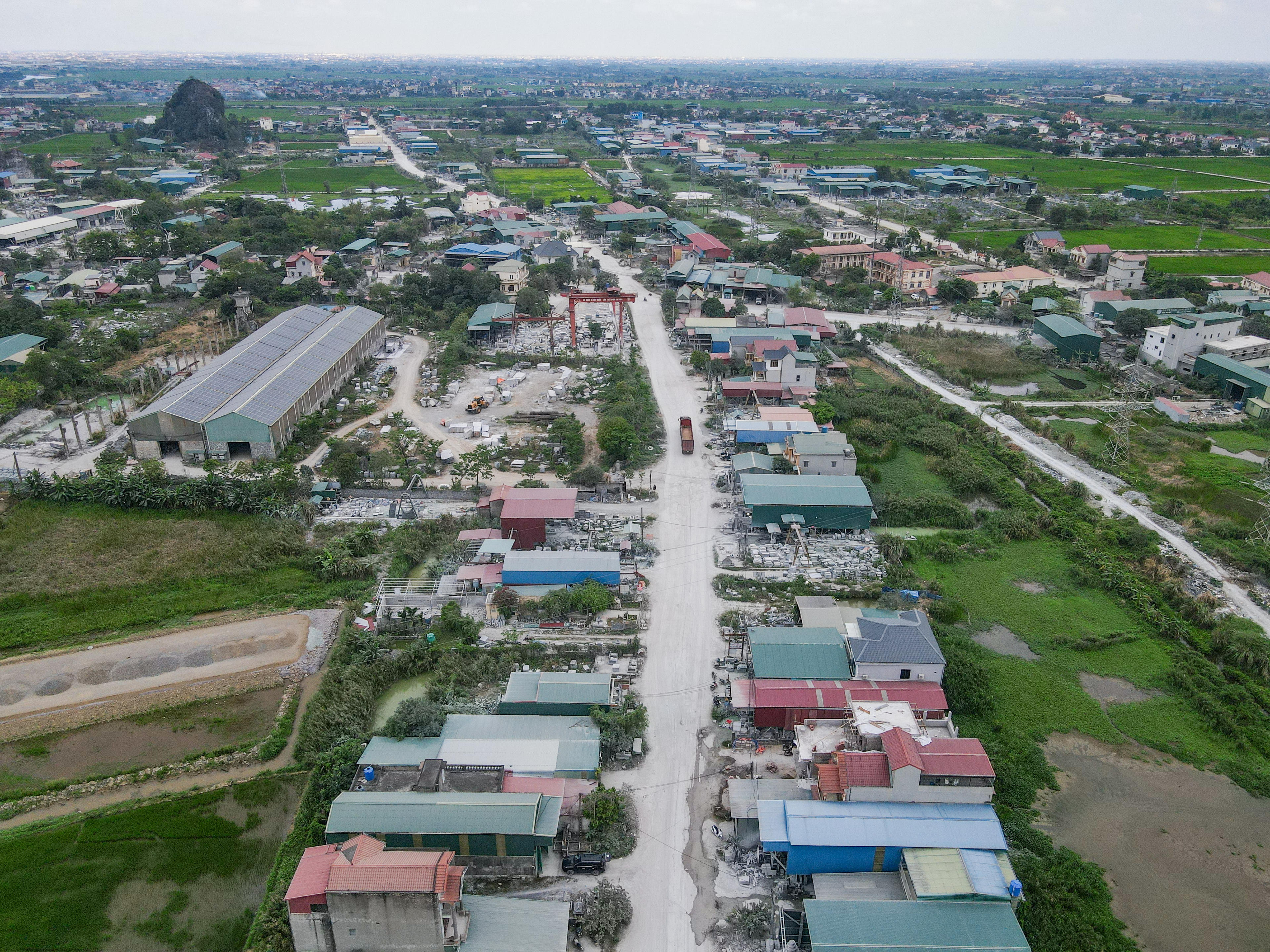 Những ngày cuối tháng 3/2026, theo ghi nhận của phóng viên, trục đường ĐT477 nối vào nhà máy xi măng Hệ Dưỡng (thuộc phường Nam Hoa Lư) dài khoảng 2,7km, đang ngày đêm gồng gánh những chuyến xe chở hàng chục tấn vật liệu đang lưu thông. Ảnh: Đình Minh