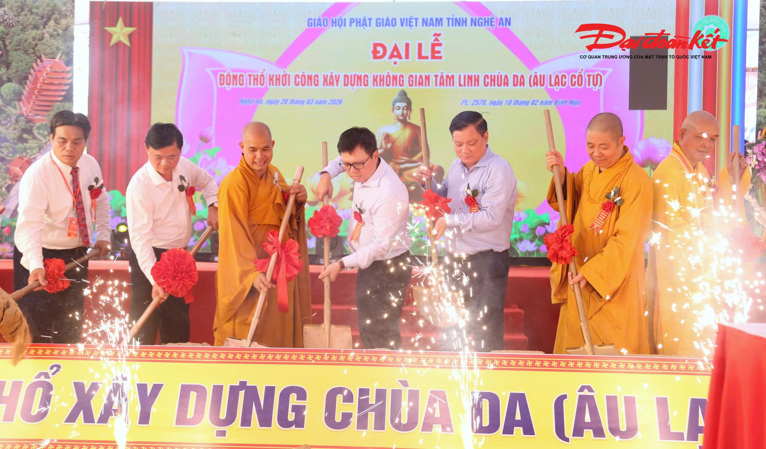 Lãnh đạo Trưng ương; Hội nhà báo Việt Nam; tỉnh Nghệ An và Giáo hội Phật giáo tỉnh Nghệ An thực hiện nghi thức động thổ chùa Da. Ảnh: ĐB.