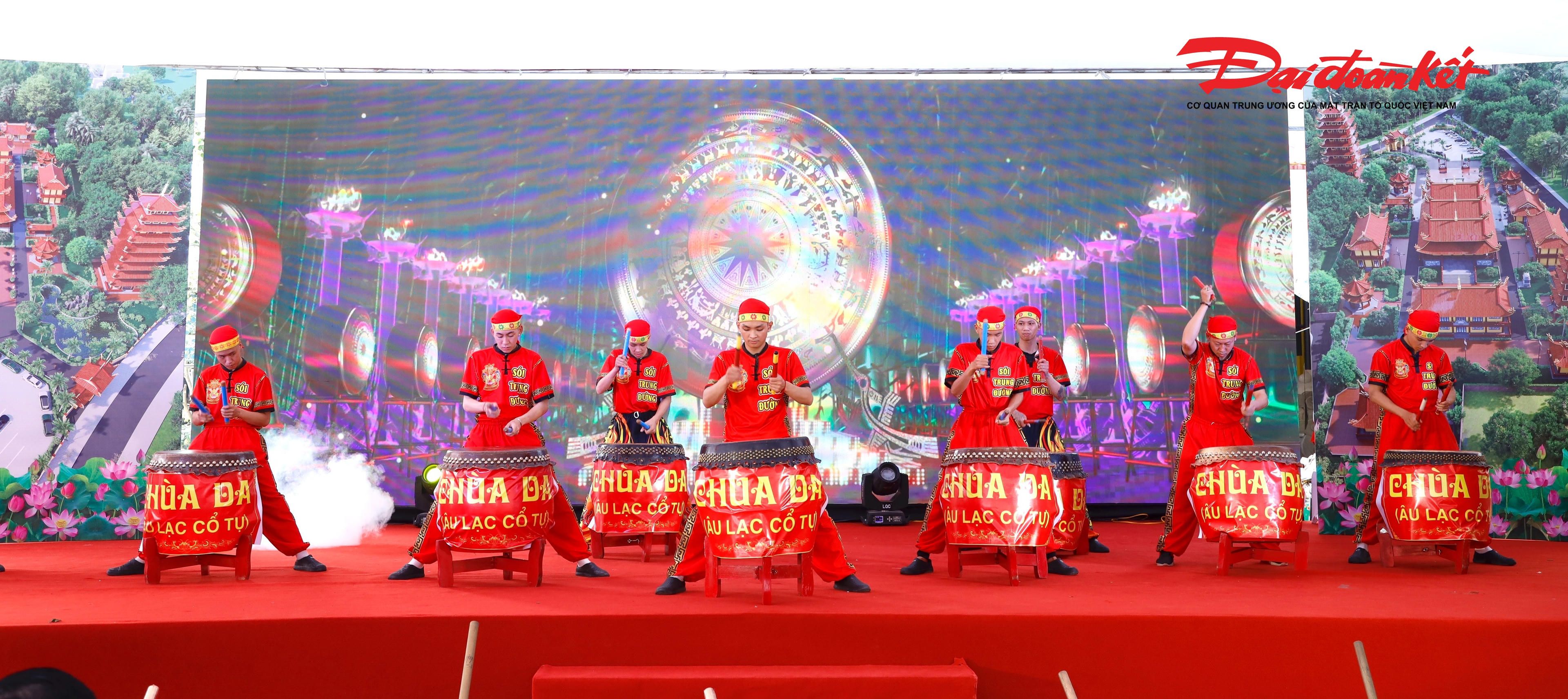Màn đánh trống tại lễ khởi công. Ảnh: ĐB