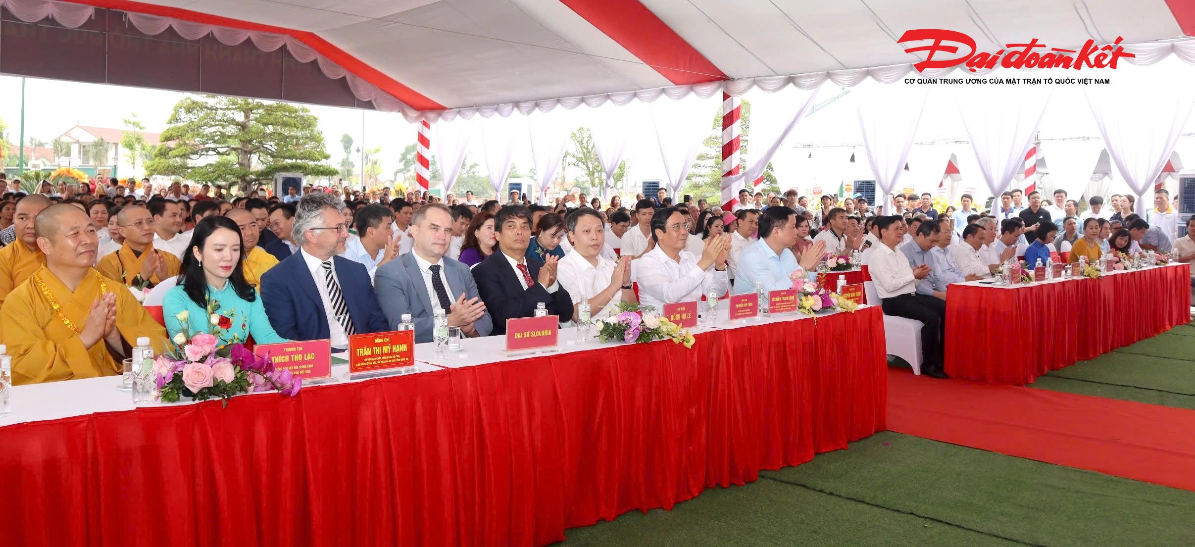 Trước đó, sáng cùng ngày tại thôn Nhân Hậu, xã Kim Liên, Sở Văn hóa, Thể thao và Du lịch phối hợp với Hội đồng Gia tộc họ Lê trang trọng tổ chức Lễ khánh thành Dự án tu bổ, tôn tạo Di tích lịch sử Quốc gia mộ và đền thờ Lê Đức Tuy. Ảnh: DT.