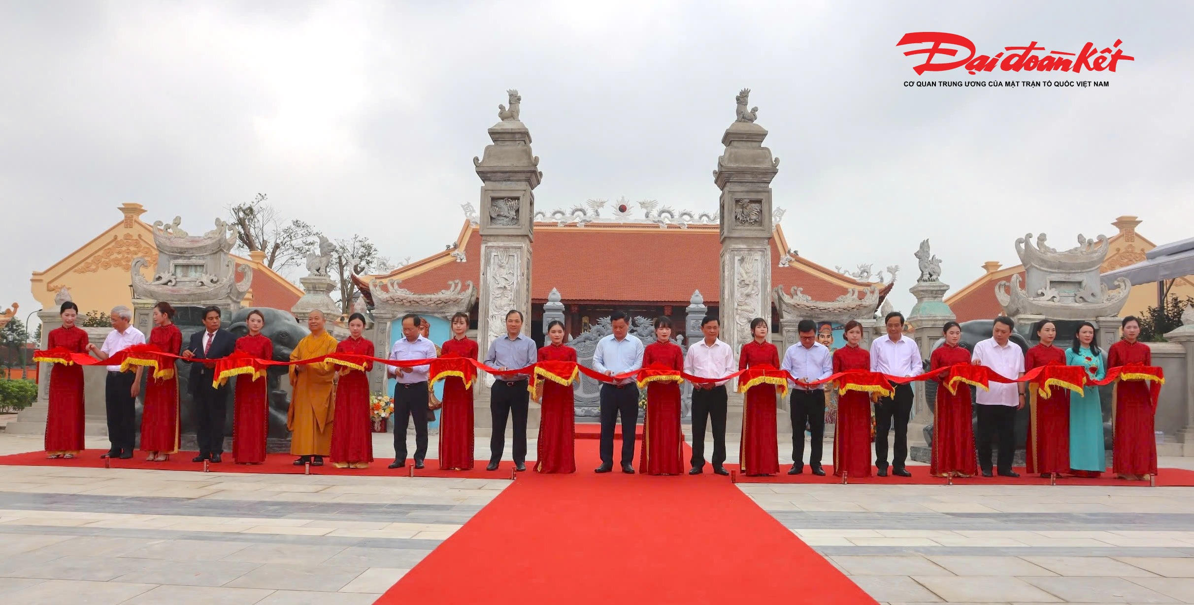 Các đại biểu thực hiện lễ cắt băng khánh thành Dự án tu bổ, tôn tạo Di tích lịch sử Quốc gia mộ và đền thờ Lê Đức Tuy. Ảnh: DT