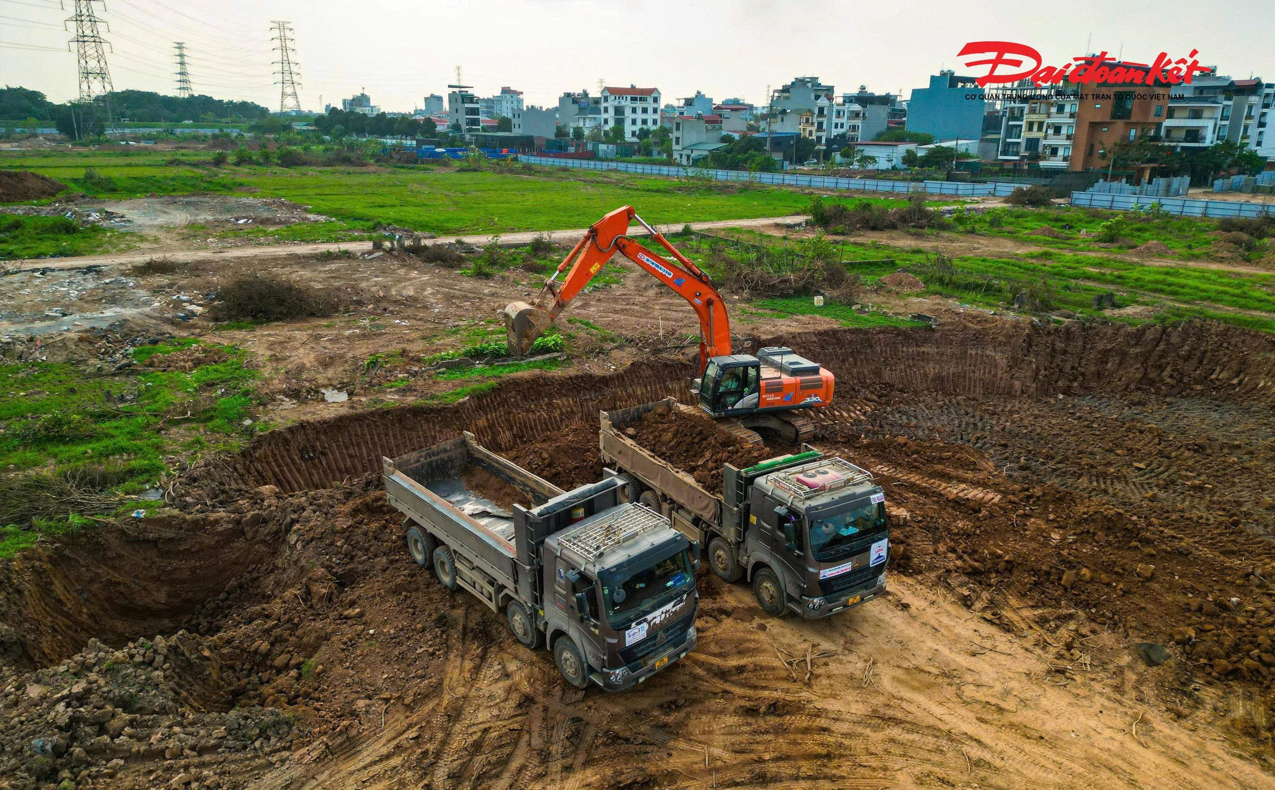 Theo ghi nhận của Báo Đại đoàn kết tại công trường, nhiều hạng mục của dự án đang được triển khai đồng bộ. Các đơn vị thi công huy động máy móc, nhân lực để thực hiện công tác đào đắp lòng hồ, gia cố bờ kè, xây dựng hệ thống thoát nước và hạ tầng kỹ thuật liên quan. Một số khu vực đã dần hình thành rõ nét, cho thấy tiến độ thi công đang được đẩy nhanh.
