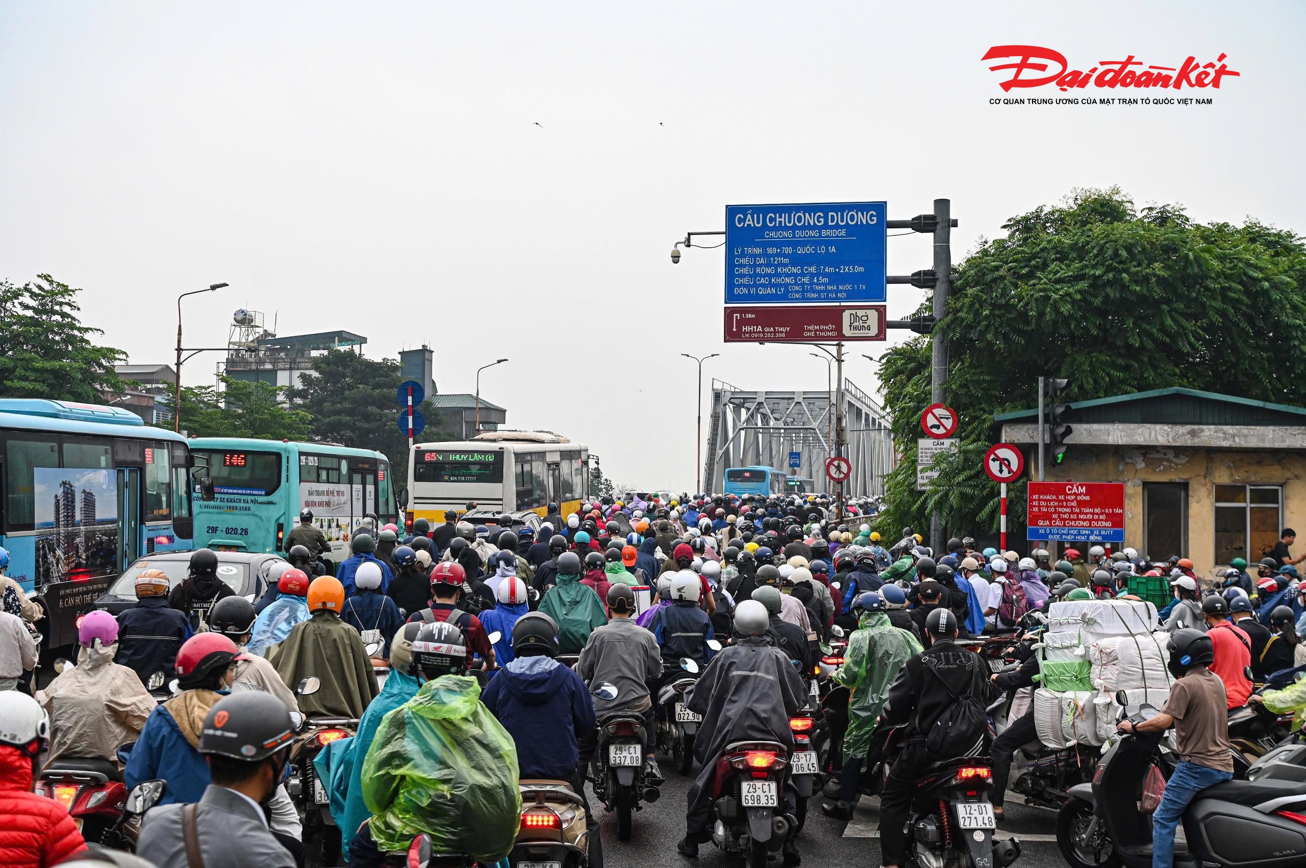 Để thay thế, các phương tiện được điều hướng chủ yếu sang cầu Chương Dương. Tuy nhiên, ghi nhận thực tế cho thấy áp lực giao thông dồn nén đã khiến khu vực này nhanh chóng rơi vào tình trạng quá tải.