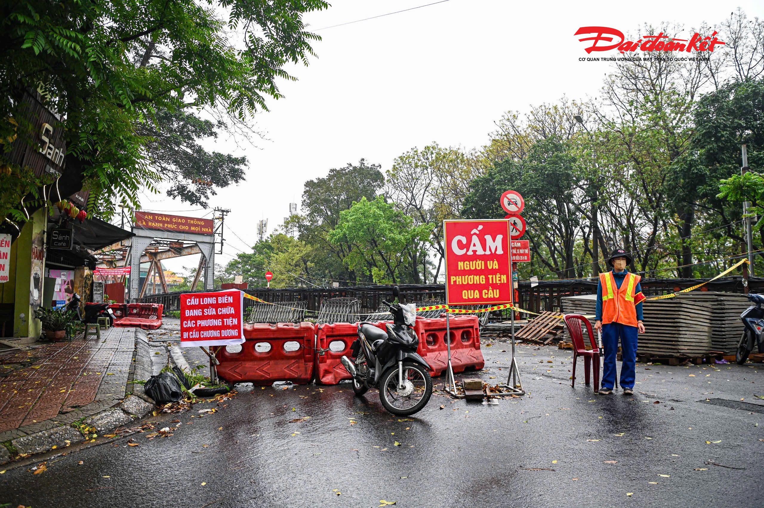 Theo phương án phân luồng của Sở Xây dựng Hà Nội triển khai từ ngày 28/3, toàn bộ xe máy, xe thô sơ và người đi bộ tạm dừng lưu thông qua cầu Long Biên trong vòng 2 tháng. Việc cấm đường nhằm phục vụ thi công sửa chữa đột xuất phần đường bộ hai bên cầu, đồng thời bảo đảm an toàn cho tuyến đường sắt Hà Nội – Đồng Đăng.