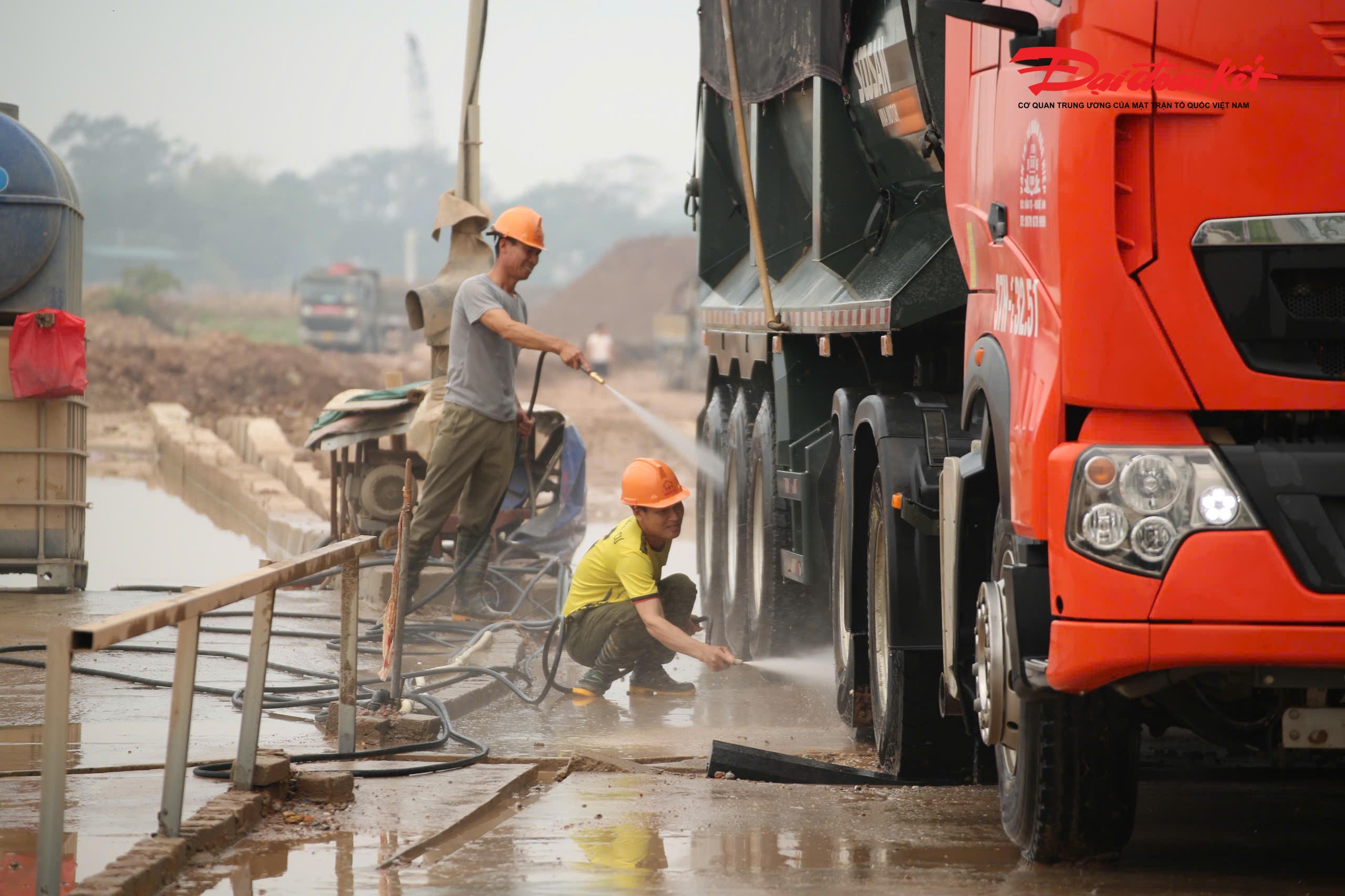 Qua triển khai, nhiều công trình đã có chuyển biến tích cực như lắp đặt hệ thống rửa xe trước khi ra khỏi công trường, che phủ bạt kín phương tiện, bố trí nhân lực vệ sinh môi trường và điều tiết phương tiện ra vào hợp lý nhằm giảm thiểu ảnh hưởng đến giao thông khu vực. Tuy nhiên, vẫn còn một số trường hợp chưa khắc phục triệt để, để xảy ra tình trạng rơi vãi bùn đất, gây mất an toàn giao thông yêu cầu khắc phục và đưa vào diện theo dõi, xử lý nếu tái phạm.