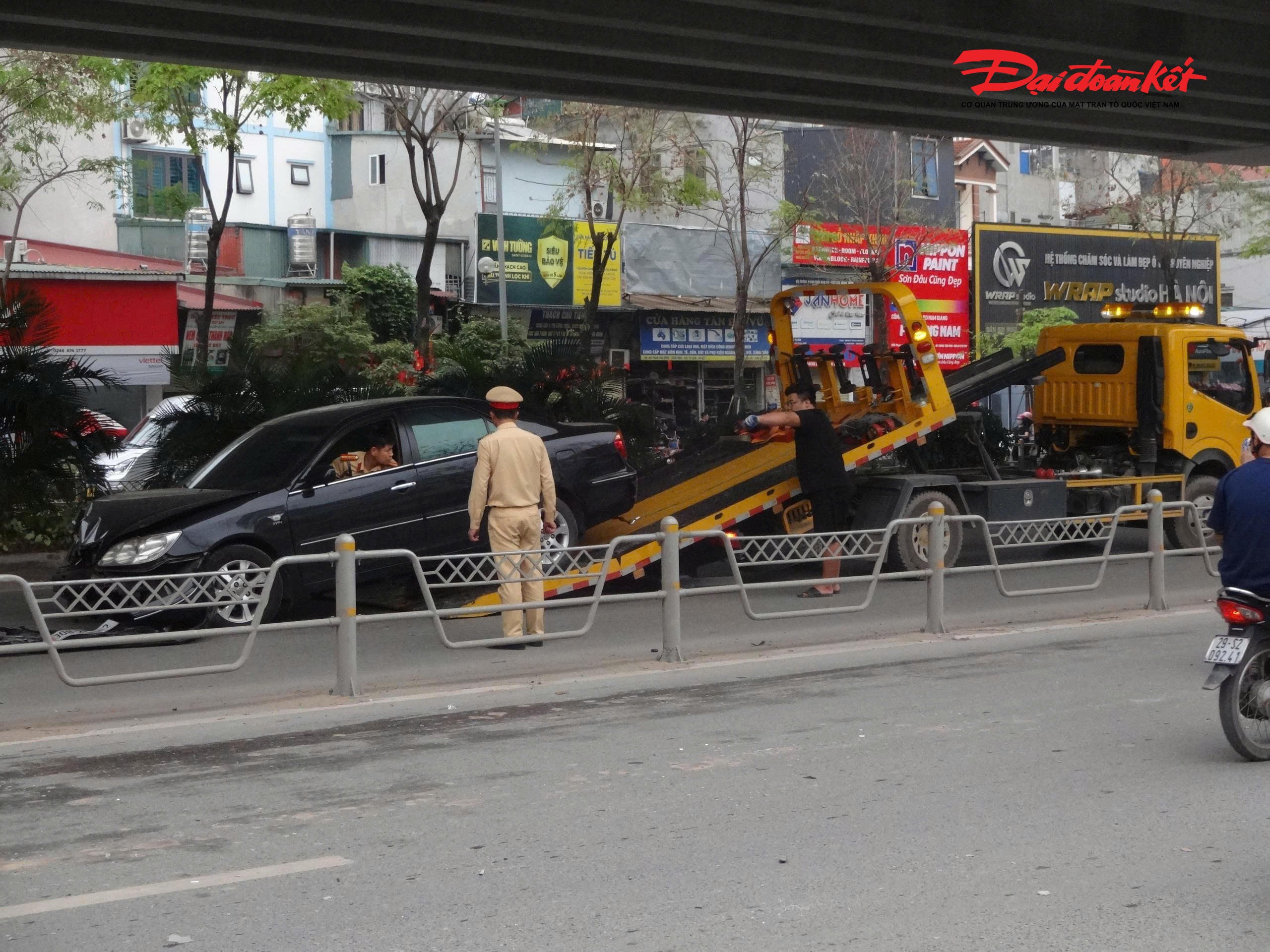 Sau khi gây tai nạn, tài xế ô tô rời khỏi hiện trường. Lực lượng chức năng đã nhanh chóng tổ chức phân luồng giao thông, đồng thời di dời phương tiện gặp nạn để tránh gây ùn tắc.