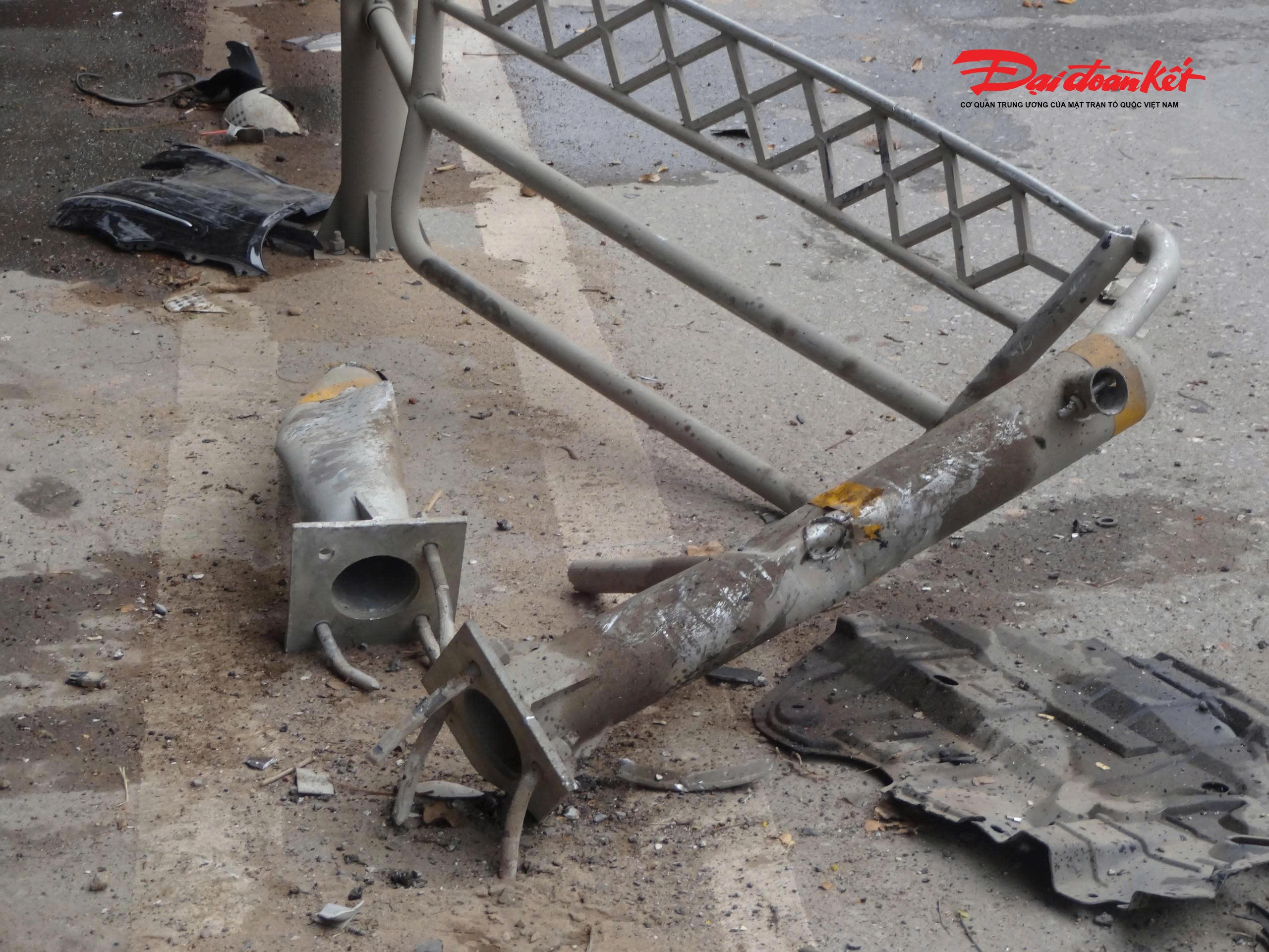 Sau khi ô tô đâm rào chắn, thanh sắt đã văng ra trúng 2 xe máy đang di chuyển ngoài làn hỗn hợp. Tài xế xe máy bị xây xát phần tay, chân.