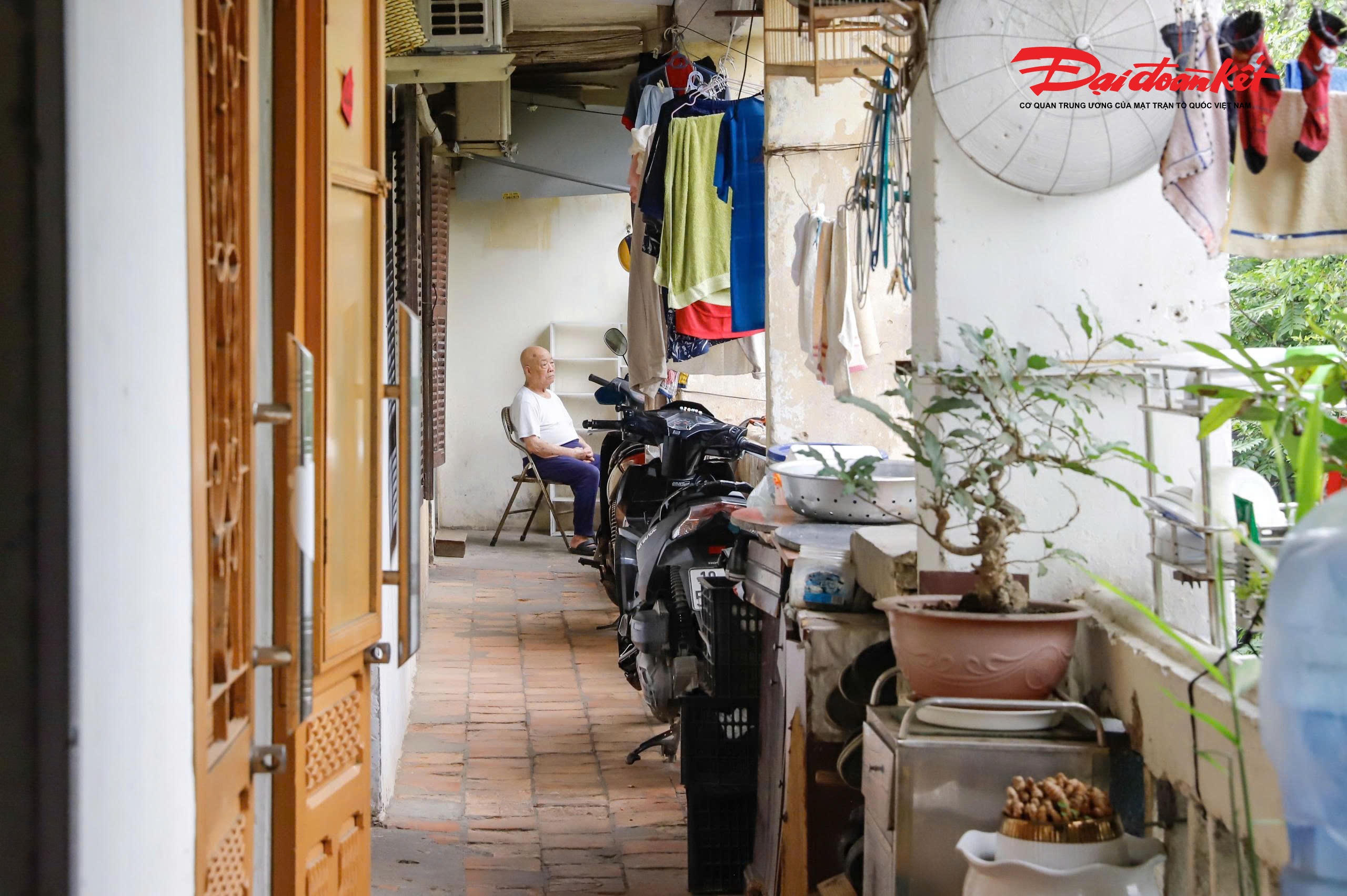 Do không gian sống chật hẹp, người dân còn tận dụng hành lang làm nơi để xe máy.