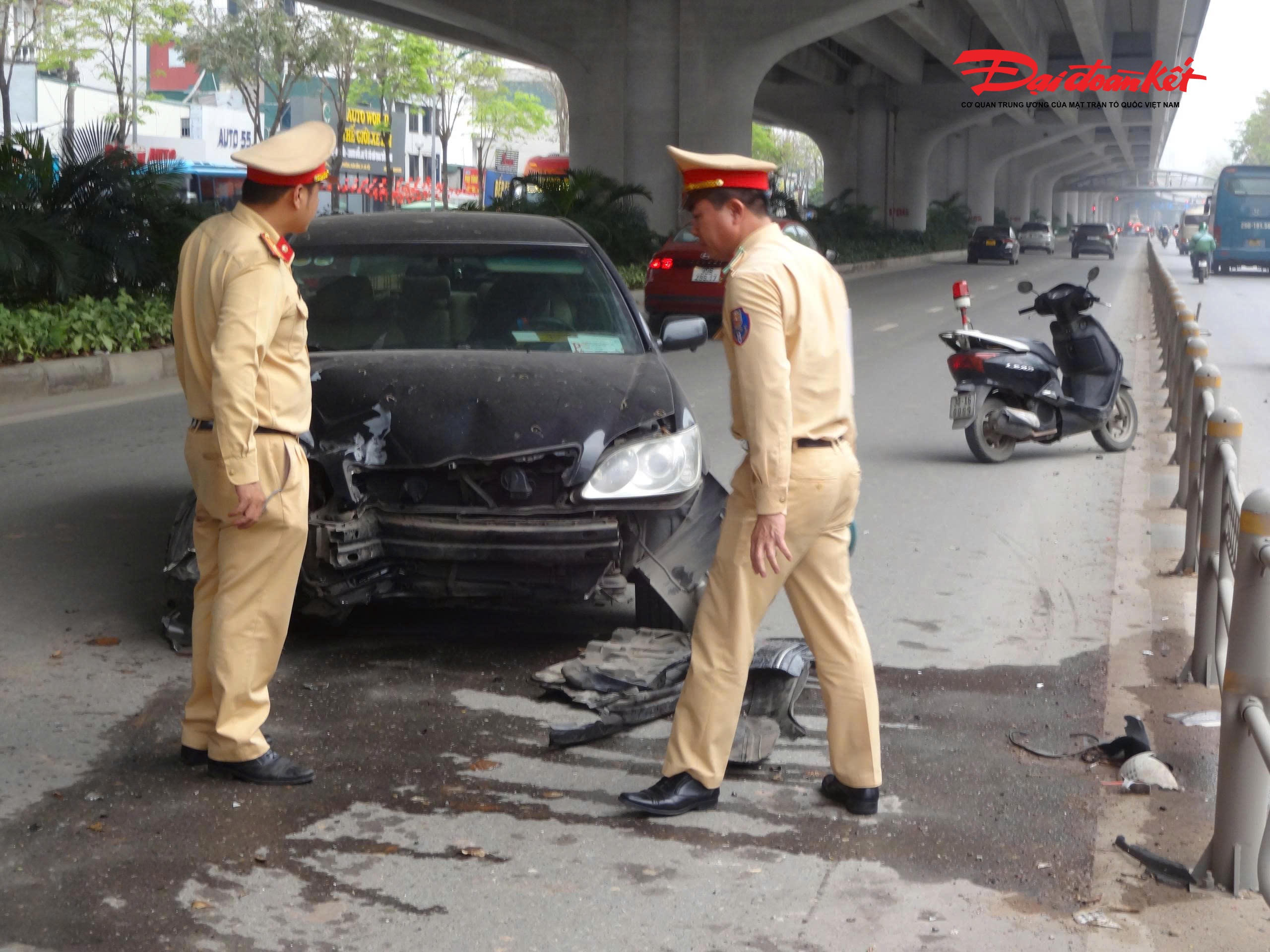 Ngay sau khi nhận tin báo, Đội Cảnh sát giao thông đường bộ số 6 (Phòng CSGT Công an TP Hà Nội) đã nhanh chóng có mặt tại hiện trường, tổ chức bảo vệ, phân luồng giao thông, phục vụ công tác điều tra, xác minh nguyên nhân vụ tai nạn.