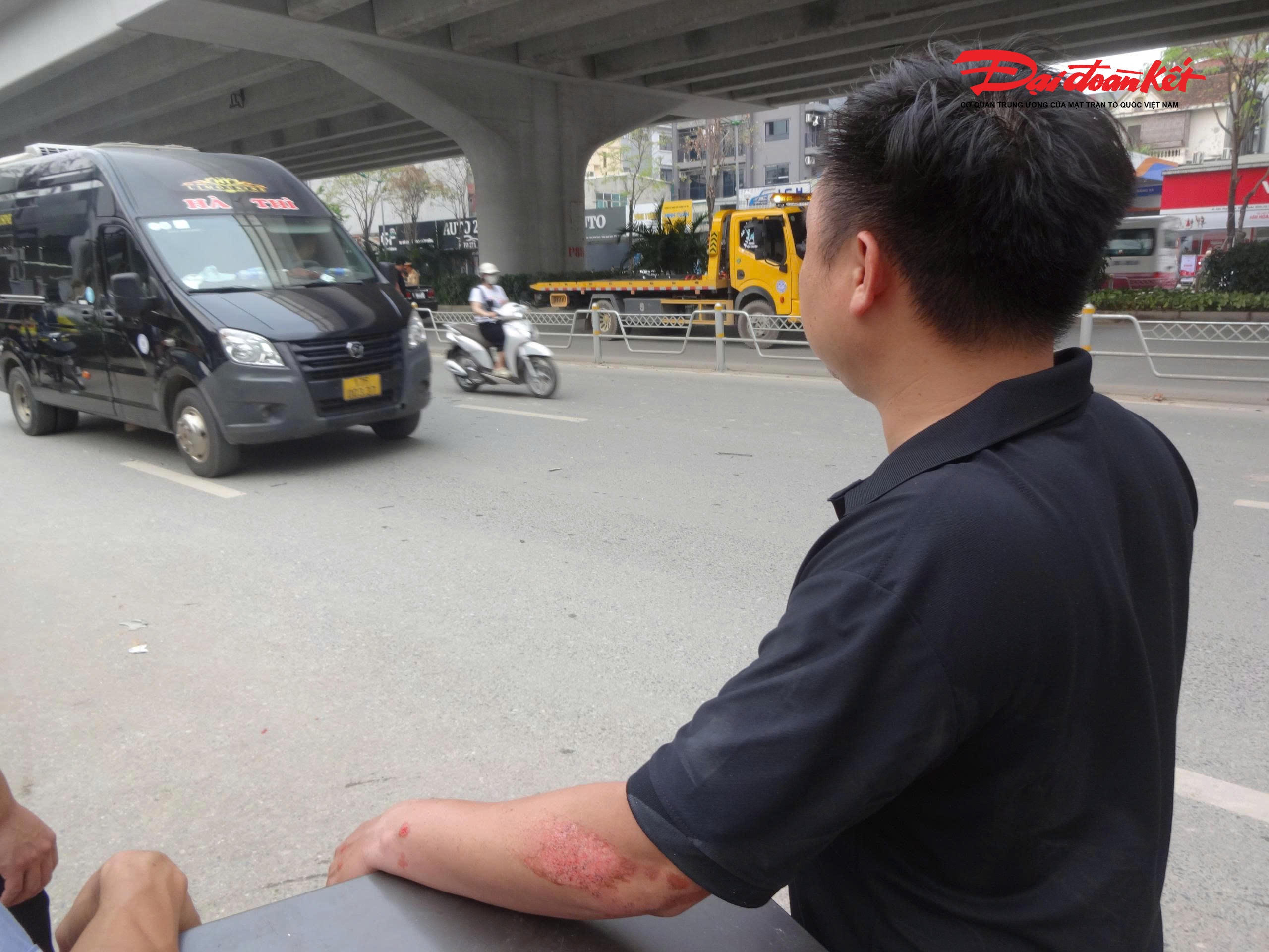 “Tôi đang di chuyển thì bỗng nhiên nghe tiếng rầm, sau đó có gì đó tác động vào xe khiến tôi ngã xuống đường. Người dân xung quanh đã nhanh chóng chạy ra đỡ tôi dậy, tay chân tôi bị trầy xước. Lúc đứng dậy thì đã không thấy tài xế ôtô ở đâu cả“, anh Phạm Văn Hưng (Hà Nội) chia sẻ.