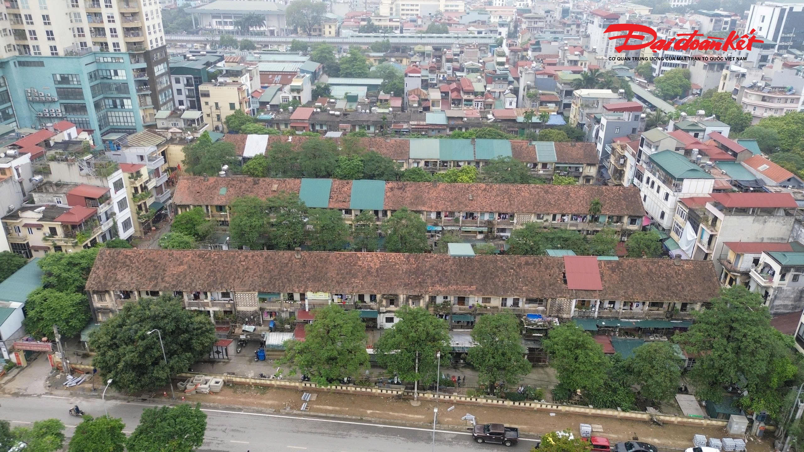 Theo dự thảo, tại ô đất của khu tập thể 3 tầng này, UBND phường Hà Đông dự kiến sau phá dỡ các hạng mục sẽ đầu tư xây dựng 3 tòa nhà cao 34 tầng nổi, 2 tầng hầm. Trong đó, tầng hầm 1, 2 và tầng 2 - 4 ở khối đế là không gian để xe, phòng gửi trẻ và phòng sinh hoạt cộng đồng; tầng 1 khối đế là khu chức năng dịch vụ, thương mại và phòng gửi trẻ; từ tầng 5 đến tầng 34 là căn hộ để ở. 