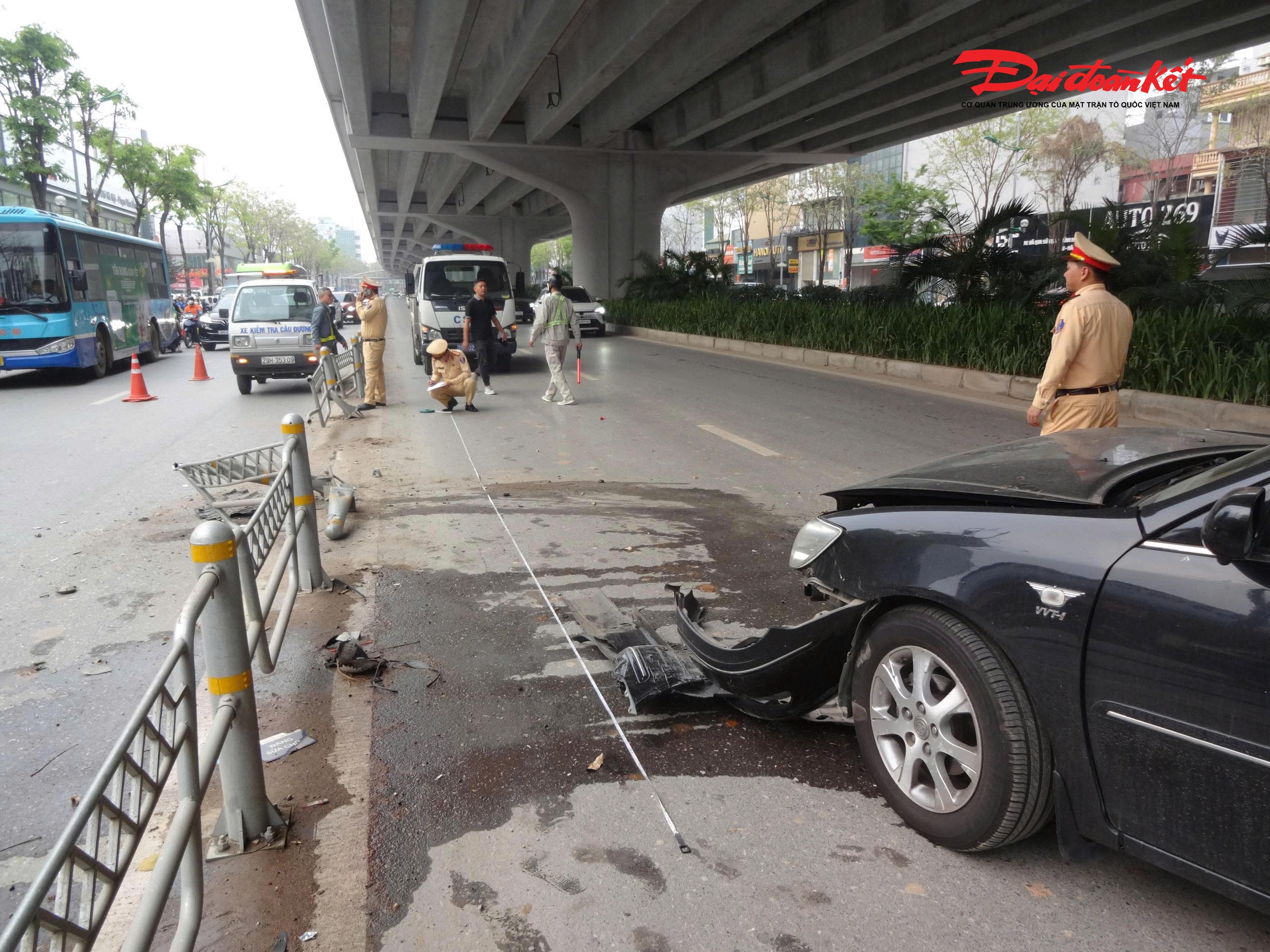 Theo người dân chứng kiến sự việc, sau khi nghe tiếng động lớn, người dân chạy ra kiểm tra thì phát hiện 2 người đi xe máy nằm trên đường, cạnh đó là chiếc ôtô bị quay ngang. Đáng chú ý, sau khi xảy ra tai nạn, tài xế ôtô đã rời khỏi hiện trường.