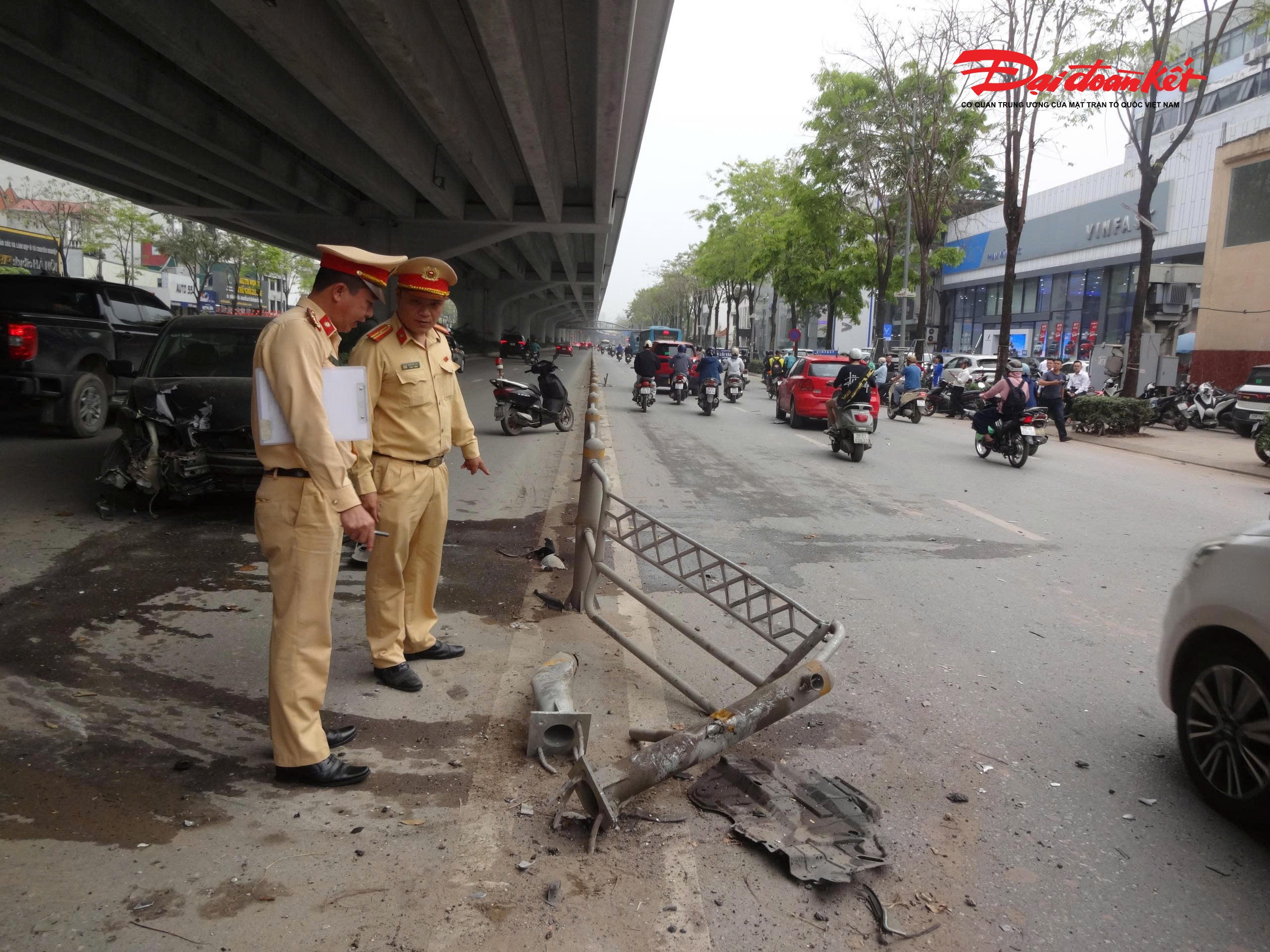 Khoảng 3 khoang rào chắn bằng kim loại bị tông gãy, đổ ra mặt đường.