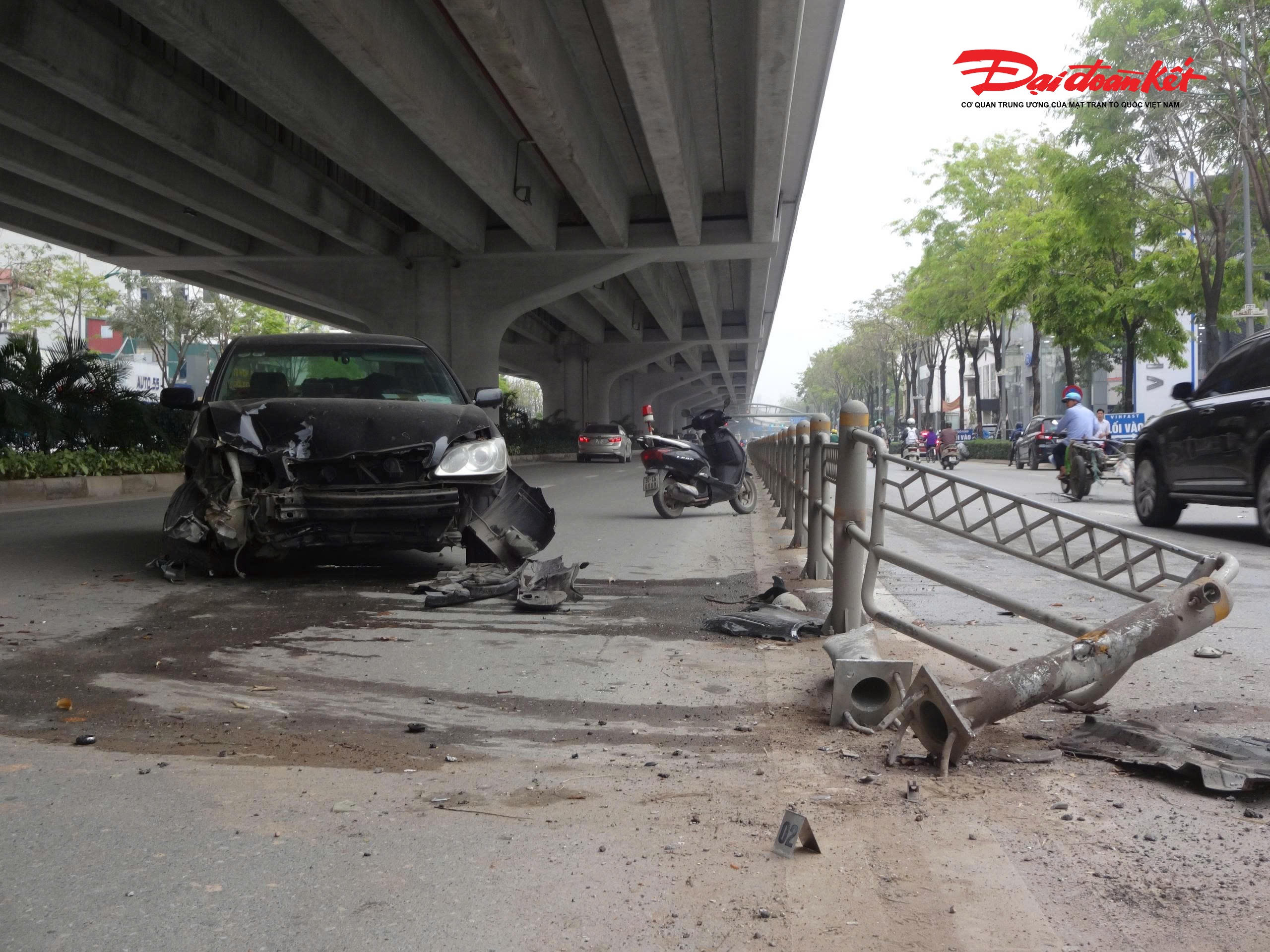 Theo thông tin ban đầu, vụ việc xảy ra vào khoảng hơn 16h cùng ngày, tại khu vực đối diện số 26 đường Phạm Văn Đồng. Thời điểm trên, ô tô mang BKS 30B-294.xx (chưa rõ danh tính người điều khiển) đang lưu thông thì bất ngờ đâm vào dải phân cách chia làn.