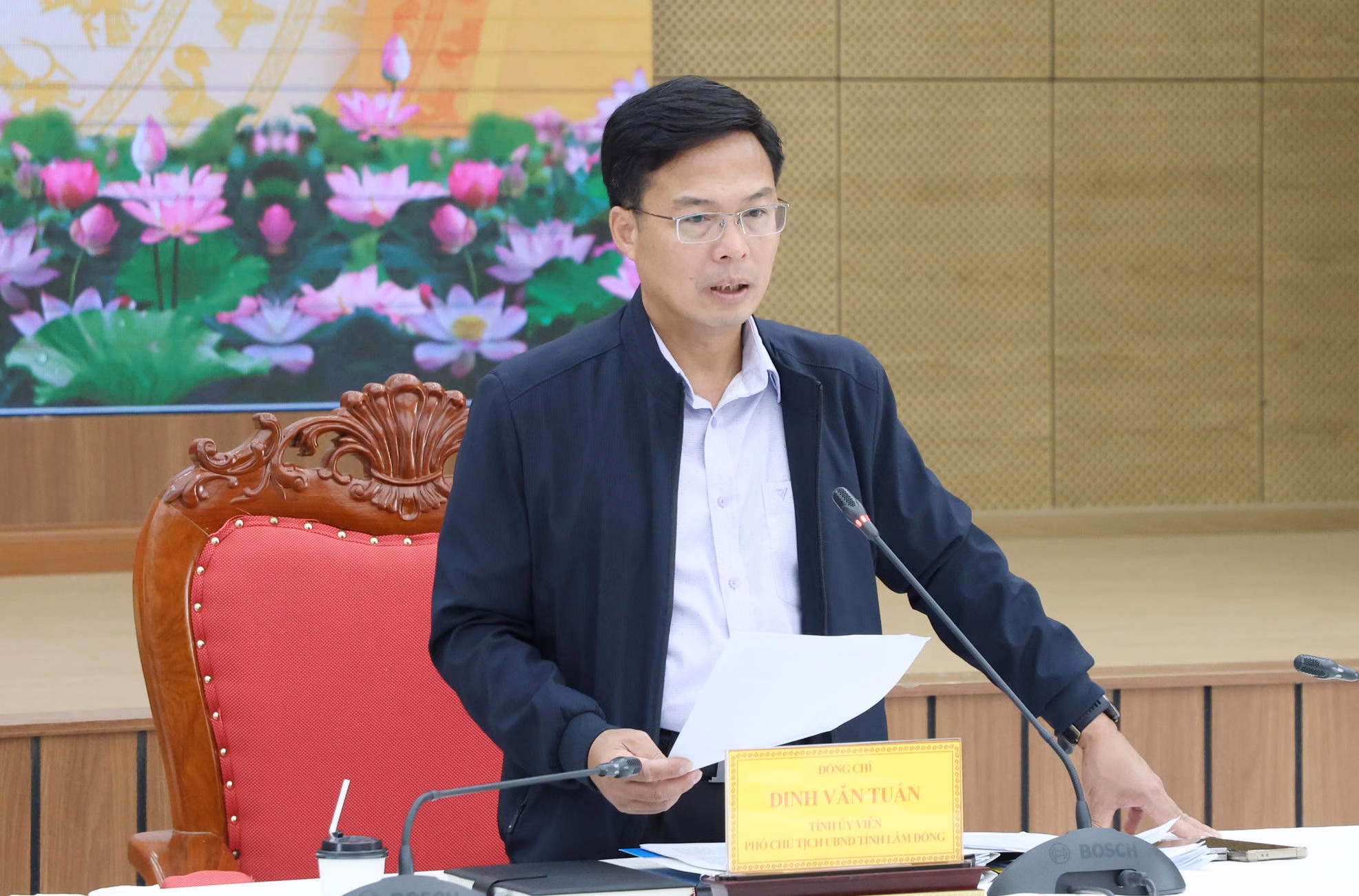 Ông Đinh Văn Tuấn, Phó Chủ tịch UBND tỉnh Lâm Đồng, phát biểu tại hội nghị.