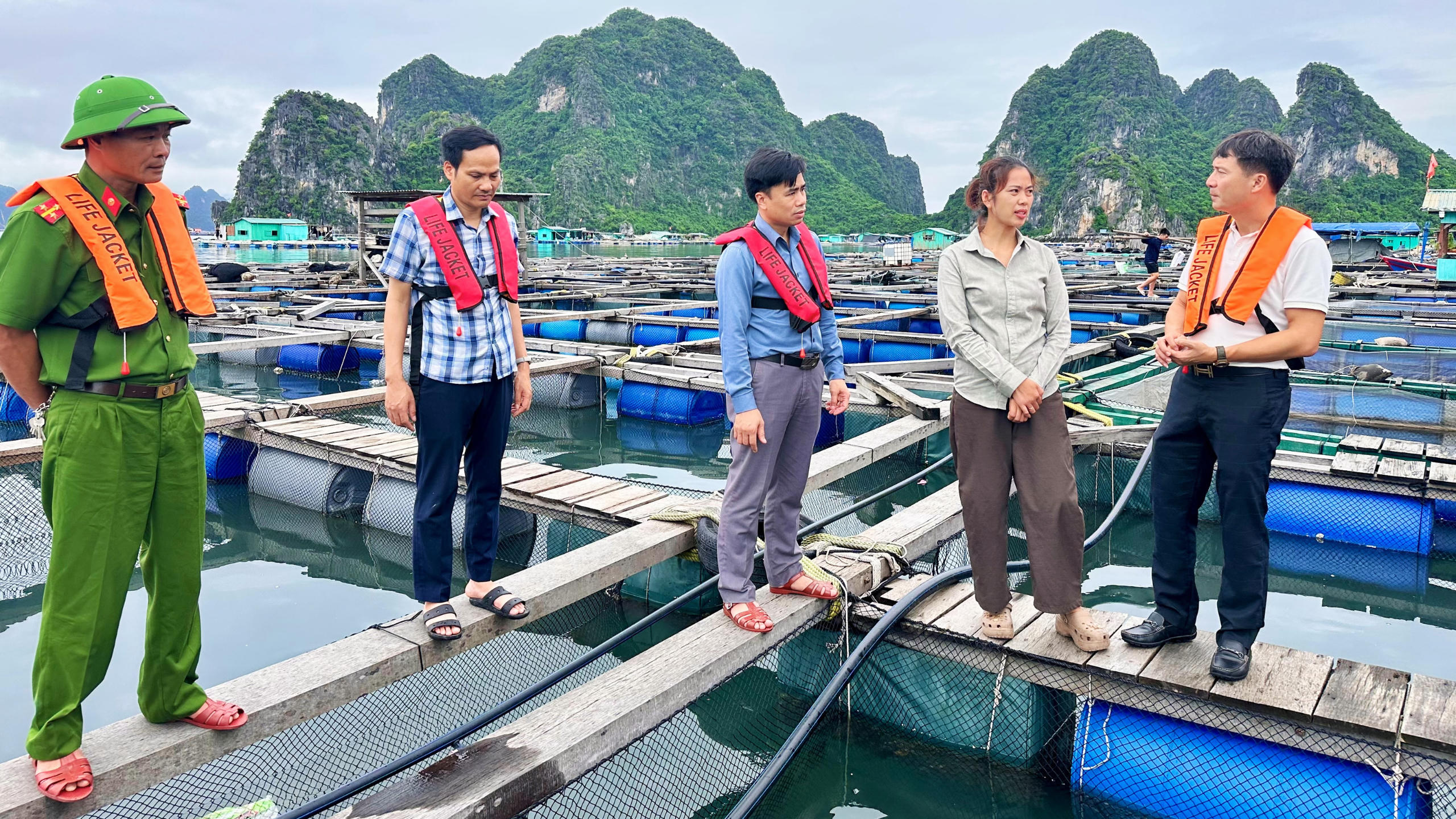 PV Báo Đại đoàn kết và lãnh đạo phường Cẩm Phả trò chuyện với chị Nguyễn Thị Thu (HTX Nuôi trồng thủy sản và Dịch vụ thương mại xuất nhập khẩu Phúc Nam).