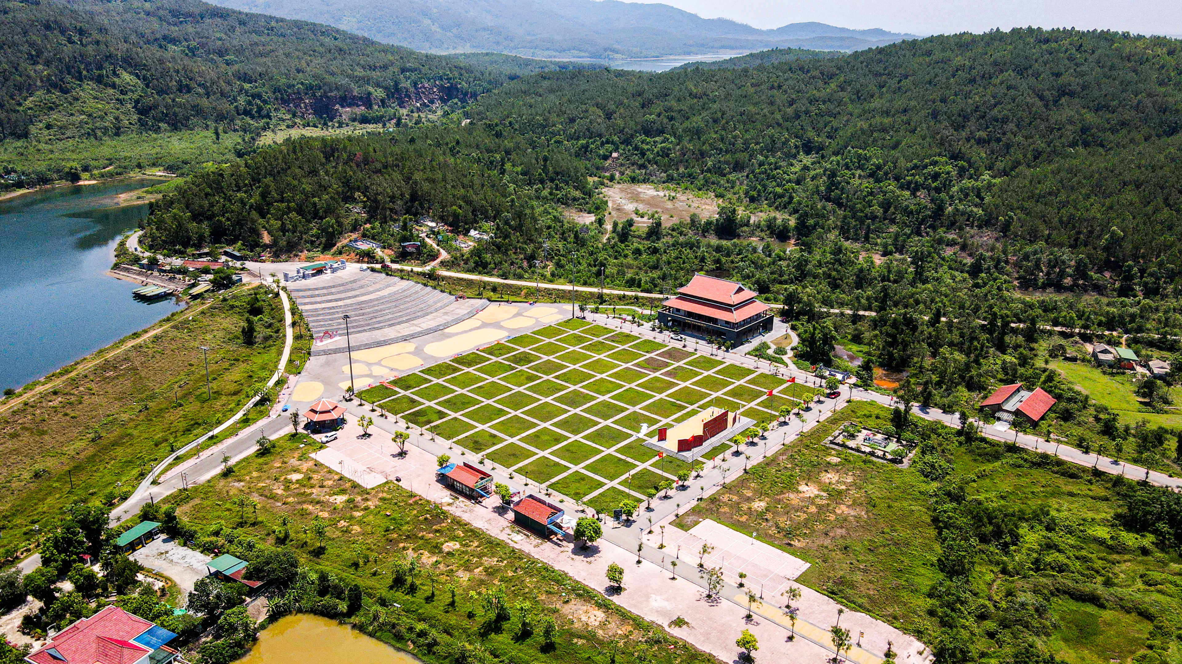 Khuôn viên Ban quản lý Chùa Hương Tích. 