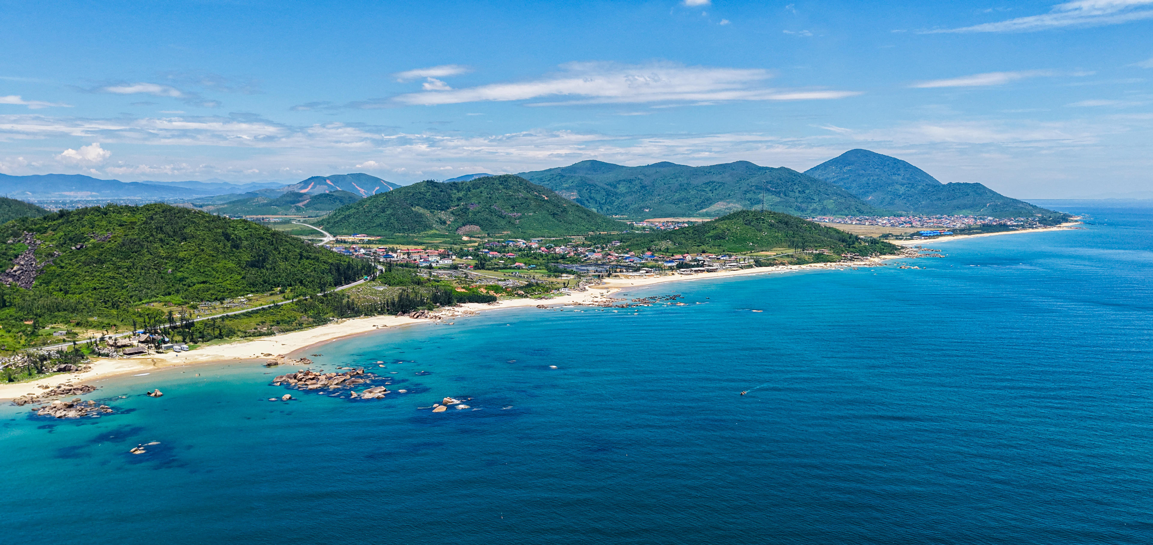 Với chiều dài bờ biển gần 137km, Hà Tĩnh sở hữu hàng loạt bãi biển đẹp. Ảnh: Cẩm Kỳ