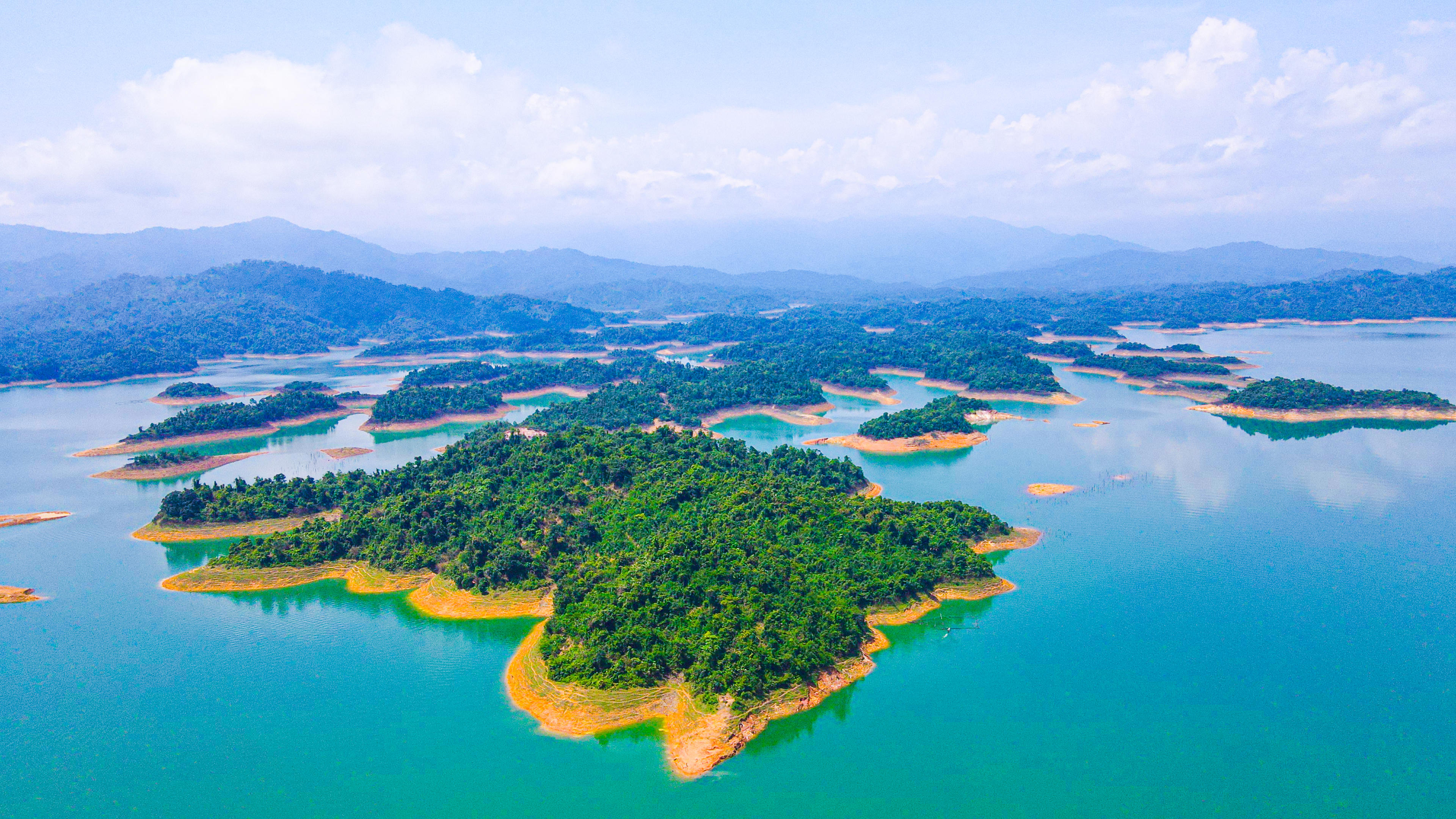 Vườn quốc gia Vũ Quang được xem là “mỏ loài mới” của Việt Nam với hệ sinh thái đa dạng và nhiều cảnh quan đặc sắc.