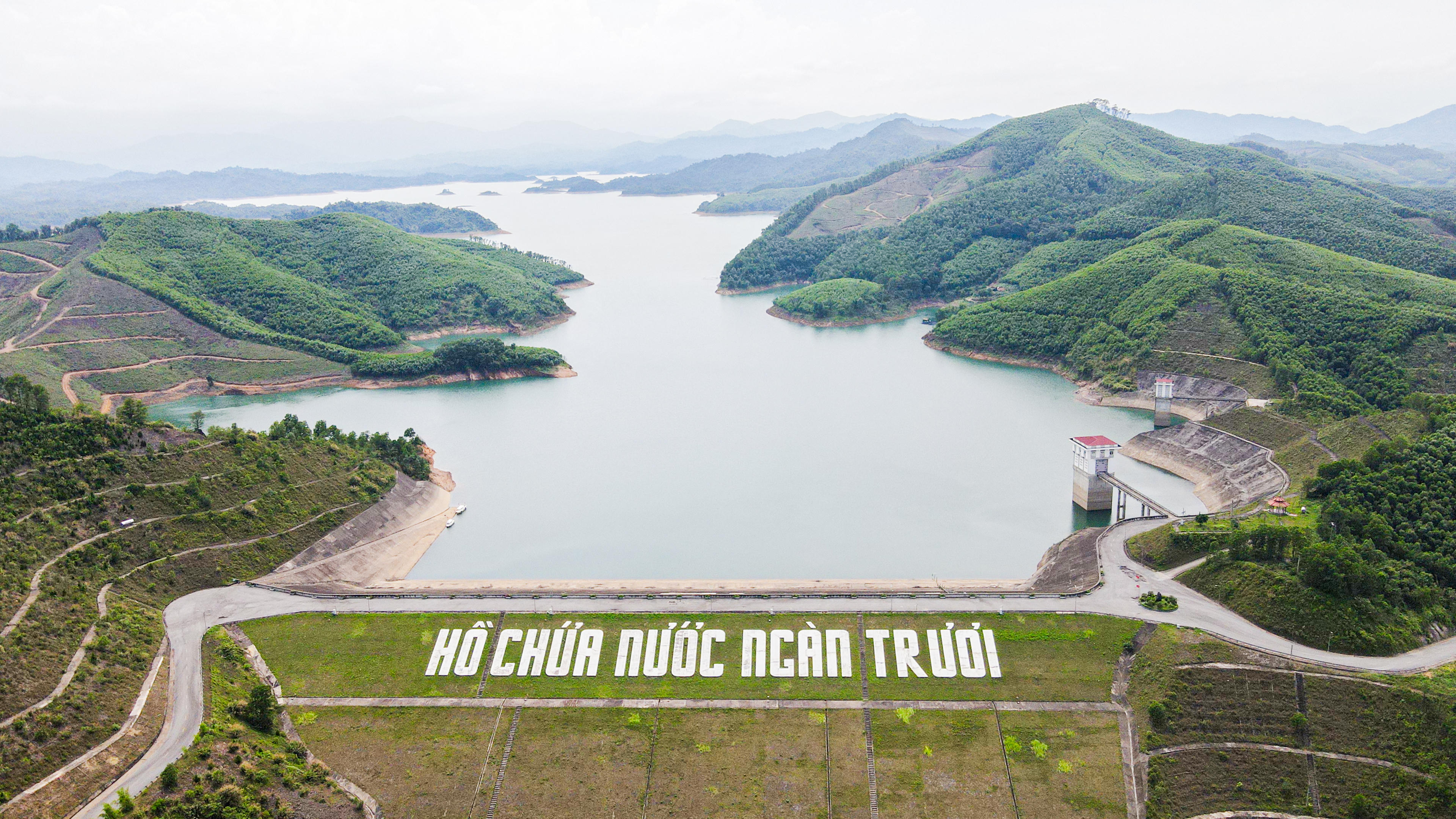 Hồ chứa nước Ngàn Trươi. 
