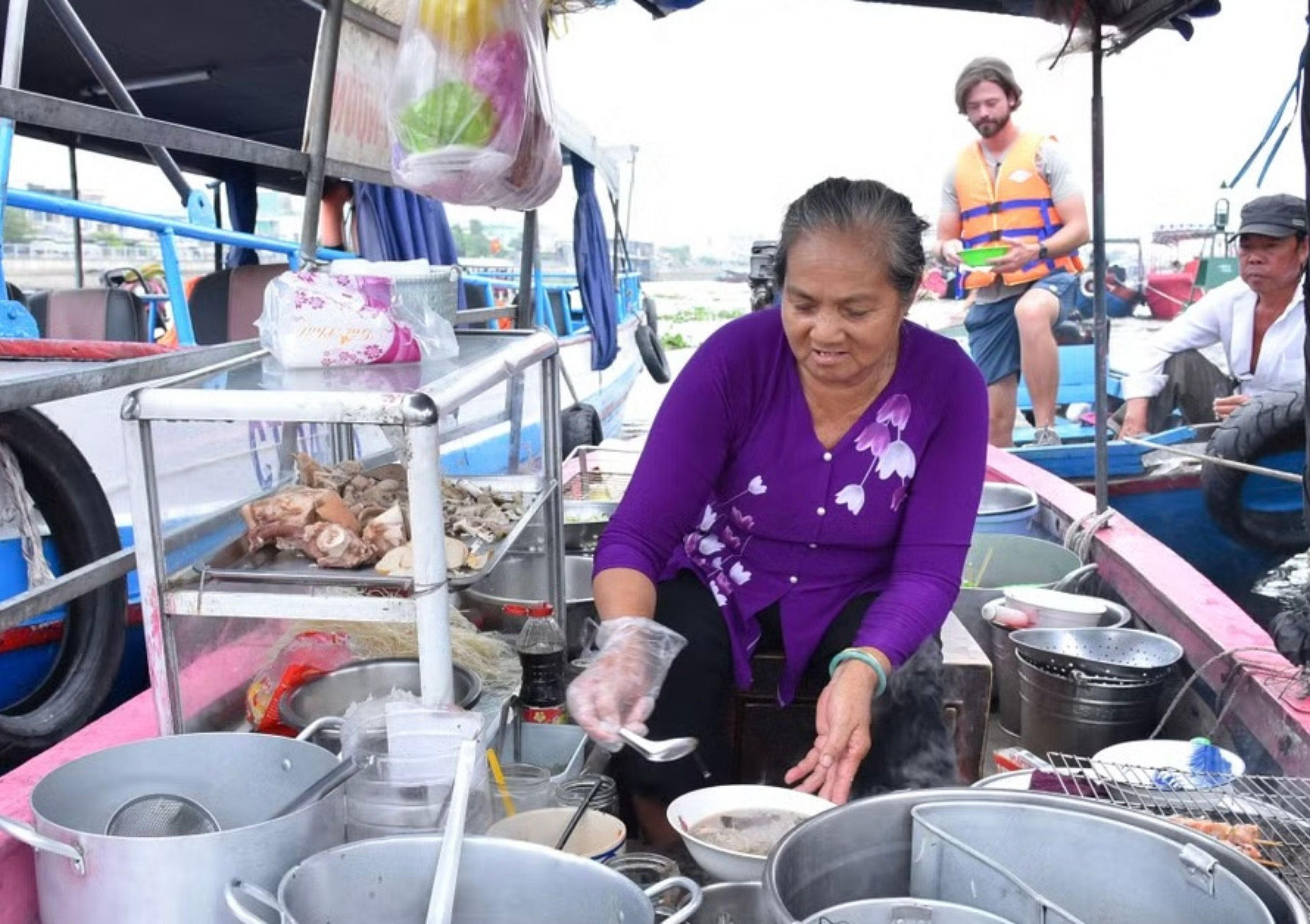 Bà Bảy Tươi (Trịnh Thị Bé), tin tưởng rằng, chợ nổi còn thì còn những thương hồ như bà mưu sinh. Ảnh: HH