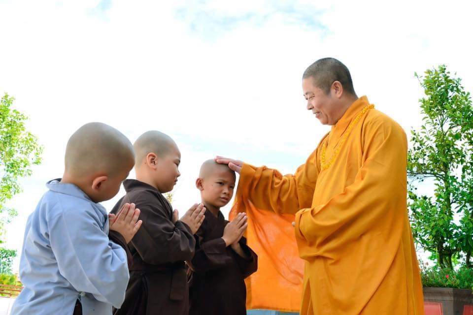 Hòa Thượng Thích Thọ Lạc giúp đỡ Tăng ni an tâm tu học và làm Phật sự.