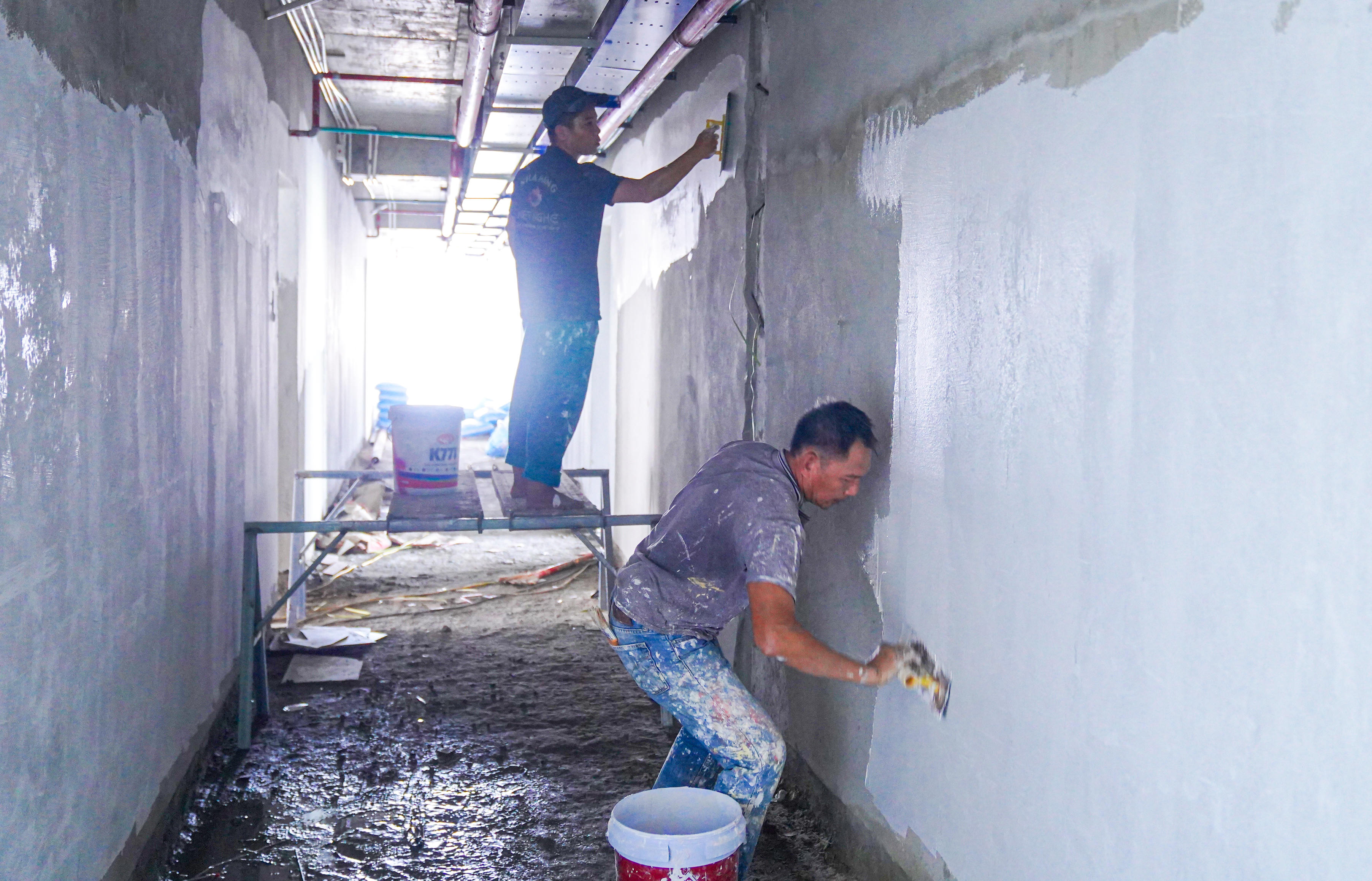 Công nhân thi công, hoàn thiện các hạng mục cuối cùng tại dự án NƠXH phường Thành Sen.